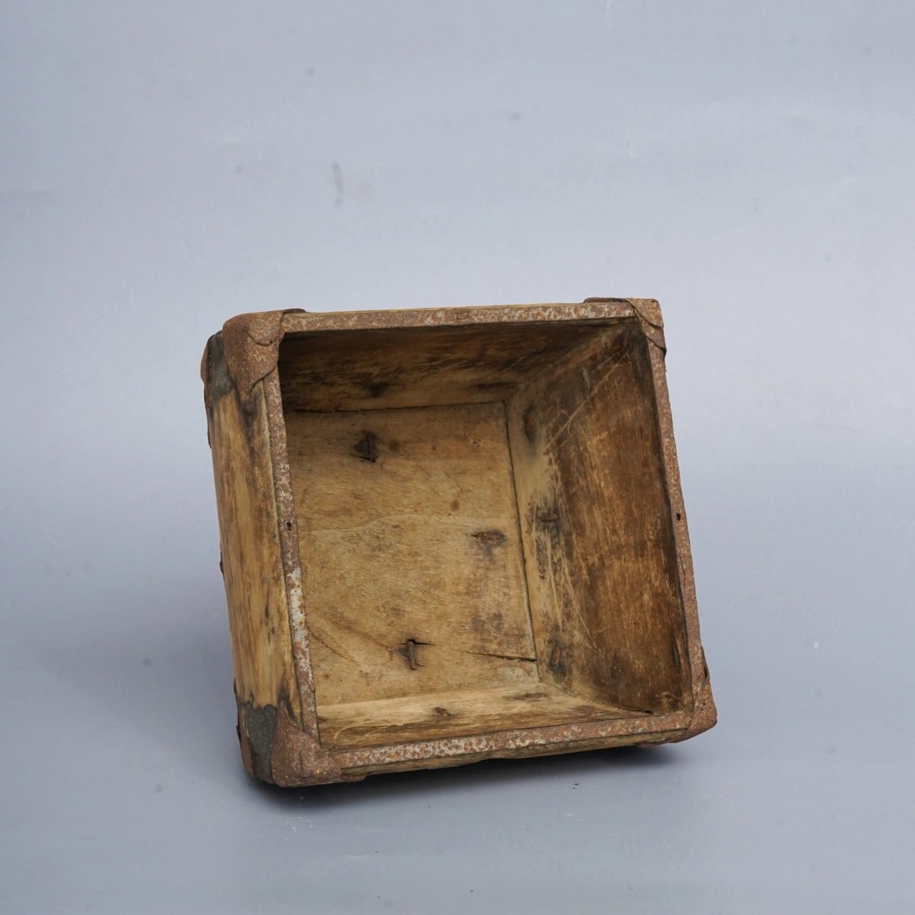 清代樟木老米斗 清代的樟木老米斗,四面钉铁定,工艺精致成色温润