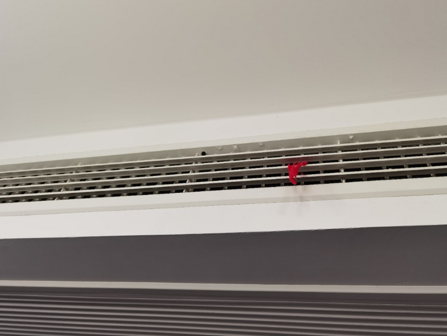 中央空调出风口有冷凝水怎么办?