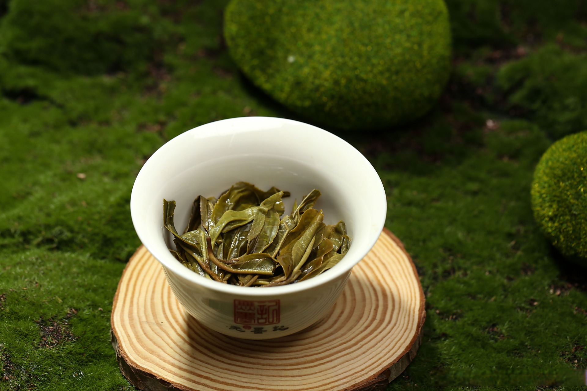 易武茶多阴柔,但落水洞别具风味 干茶条索清晰,呈黑灰色白毫显露 口感