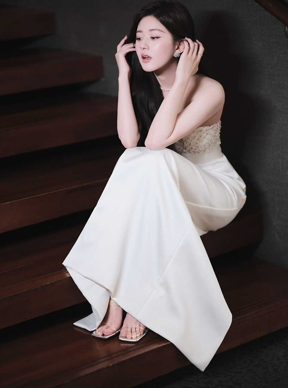 赵露思白色抹胸裙,香肩锁骨,纤美动人