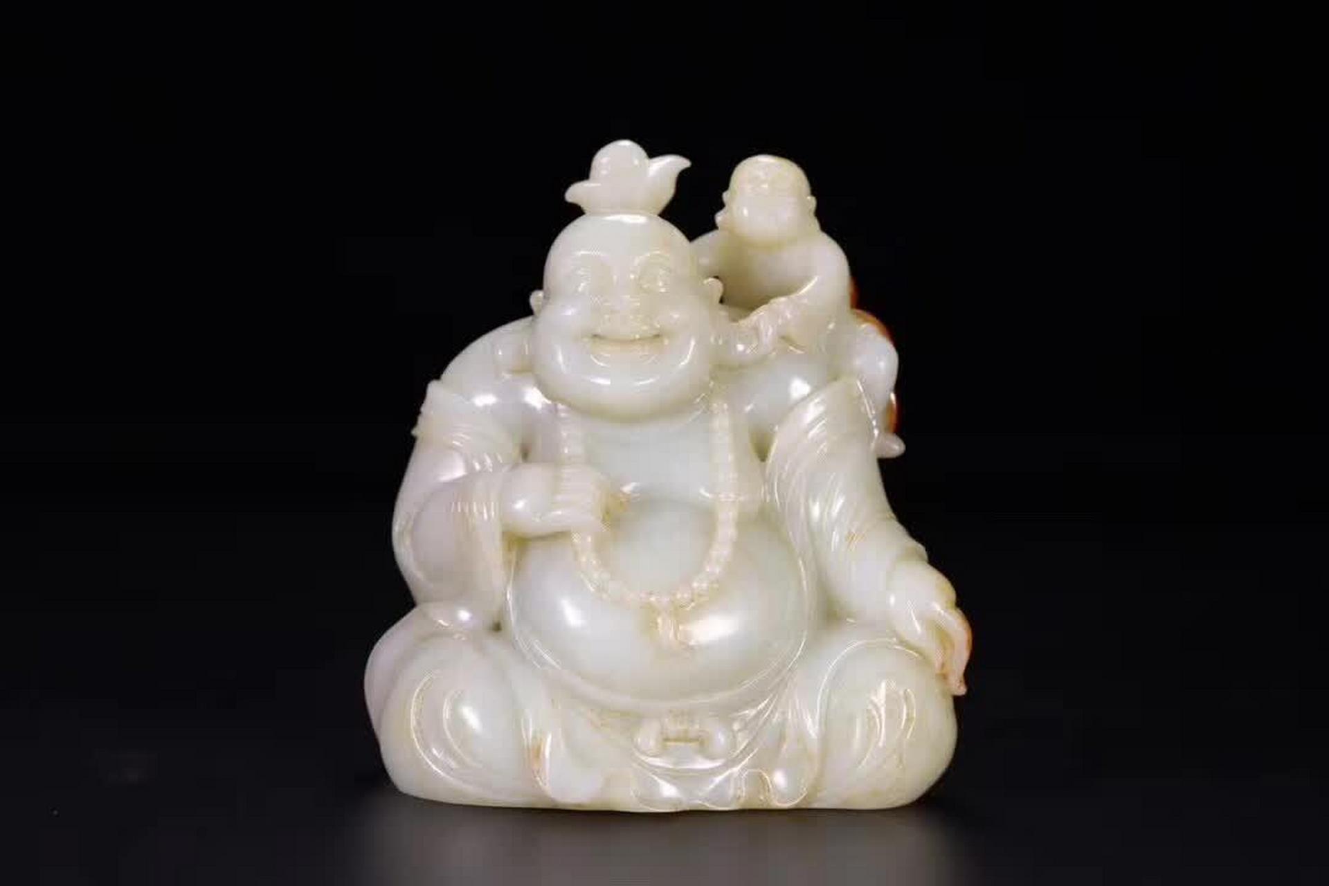 清代和田玉"大肚弥勒佛"雕像摆件以其独特的魅力与深厚的文化底蕴