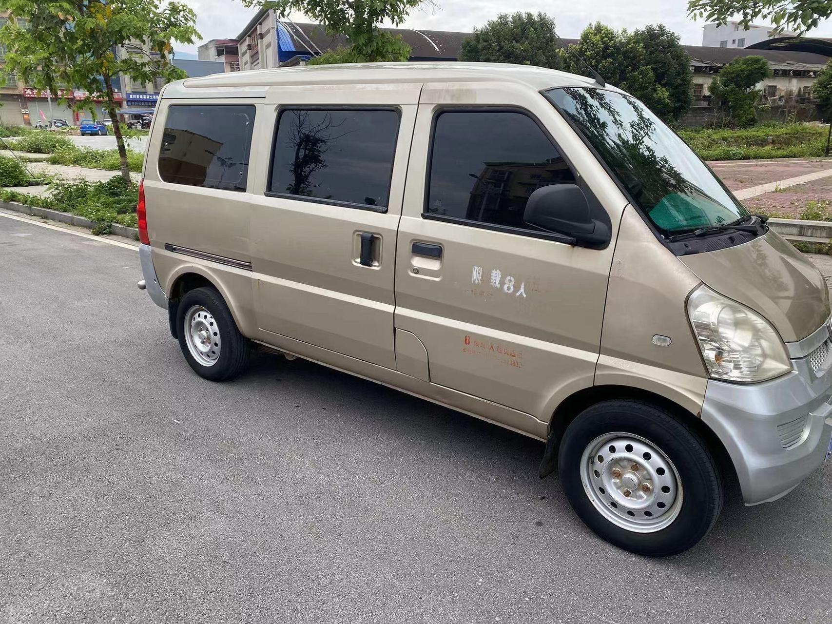 2012年上牌的五菱荣光八座,绝无大事故,该车性能一流,保险8月年检全新