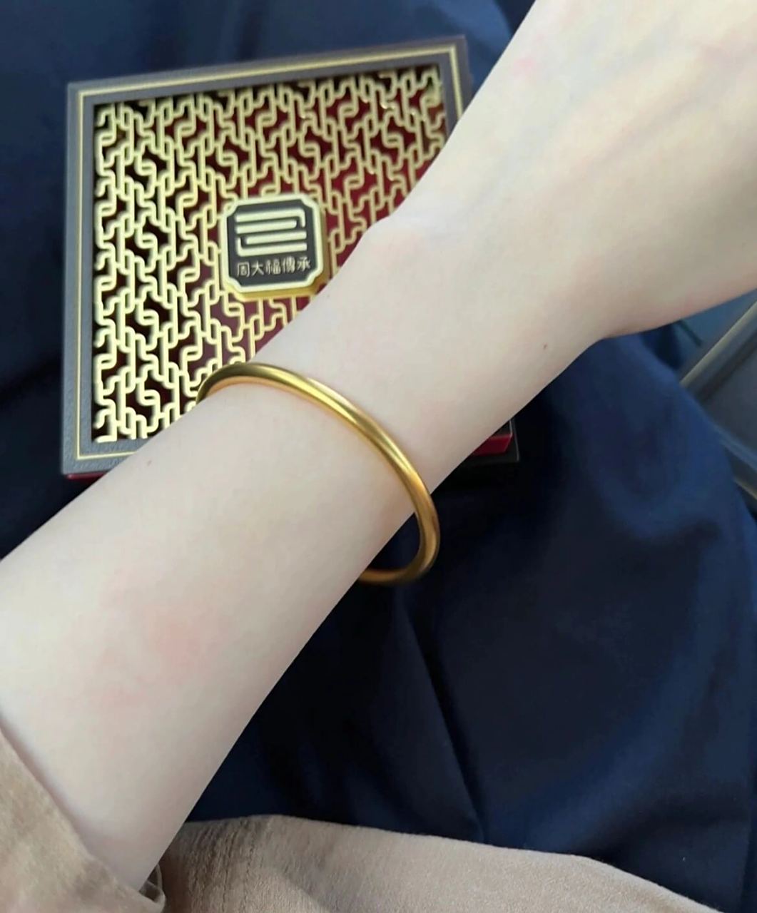 周大福传承手镯 周大福传承||听说每个女孩子龙左手都有一个金手镯 古