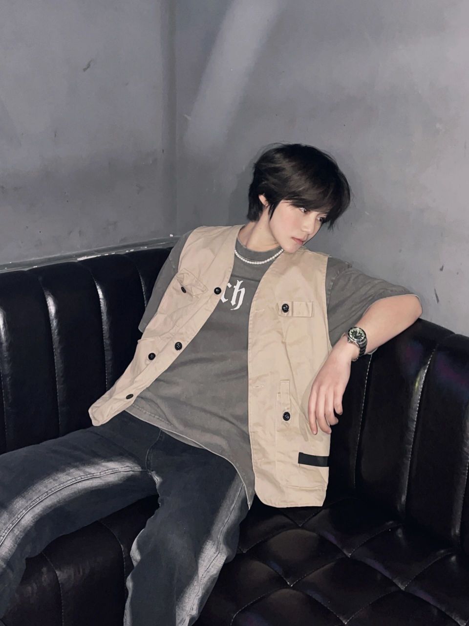 扣1一辈子不缺帅t 帅t今日穿搭 黑灰简约短袖 米黄马甲 黑灰线条牛仔