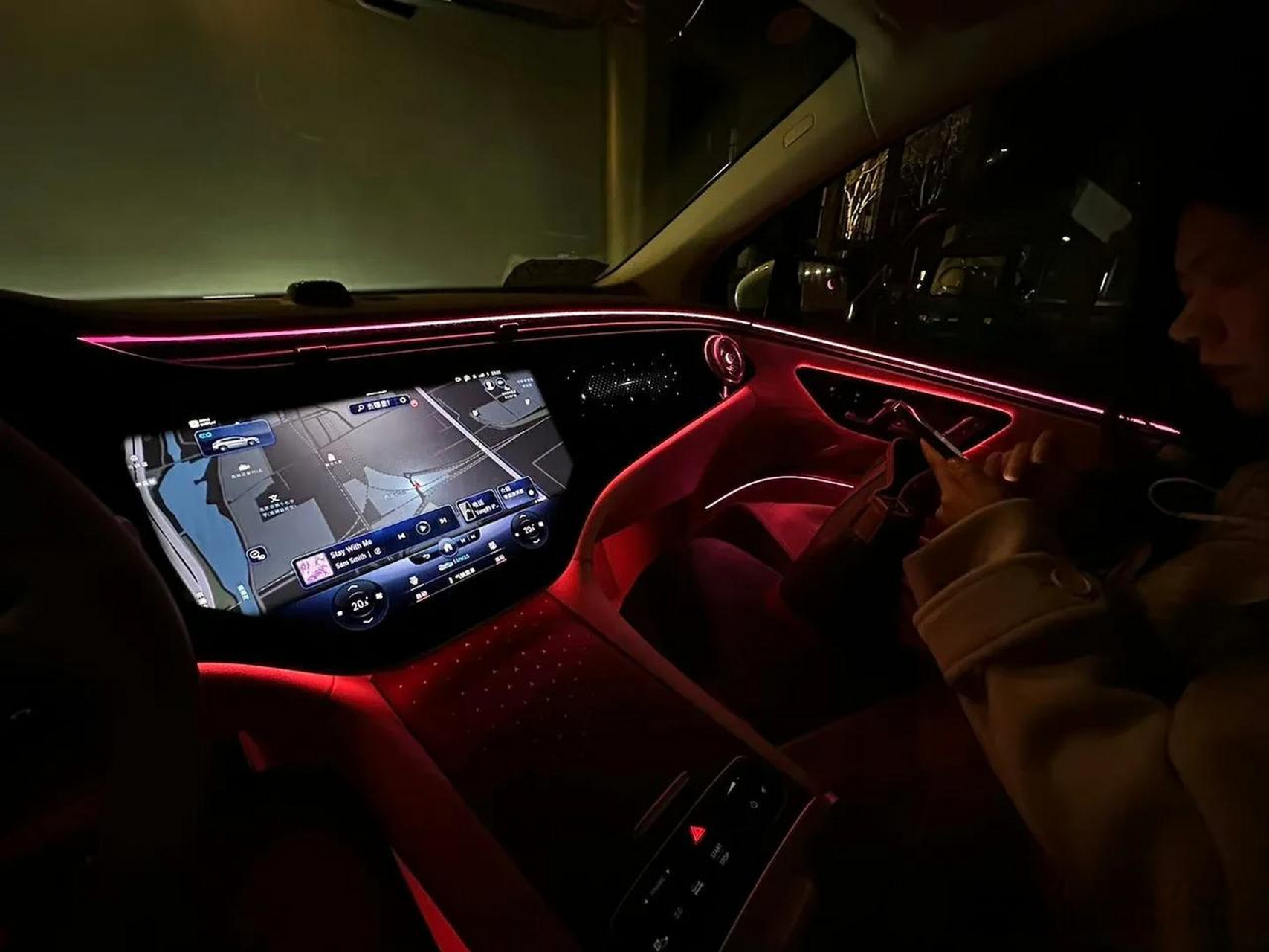 奔驰的氛围灯真的觉了,加上内饰,真的好好看呀!