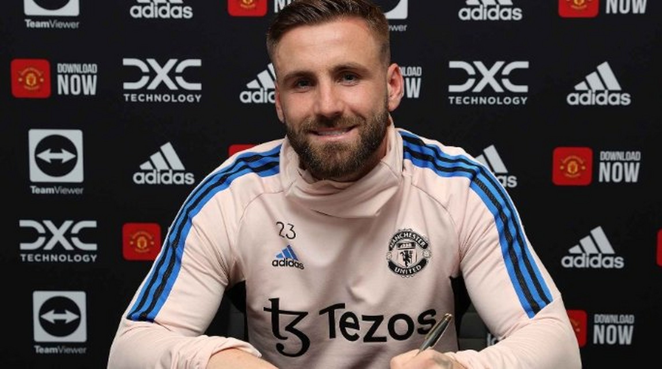 卢克·肖现年27岁,出身于南安普顿青训,2014年以3750万欧的价格转会