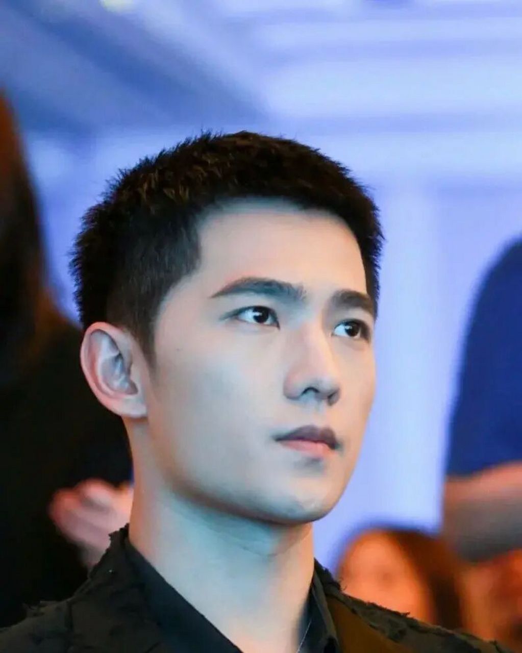 《栗子头》96 栗子头是一款服贴型的短发发型,和传统寸头 属于两种