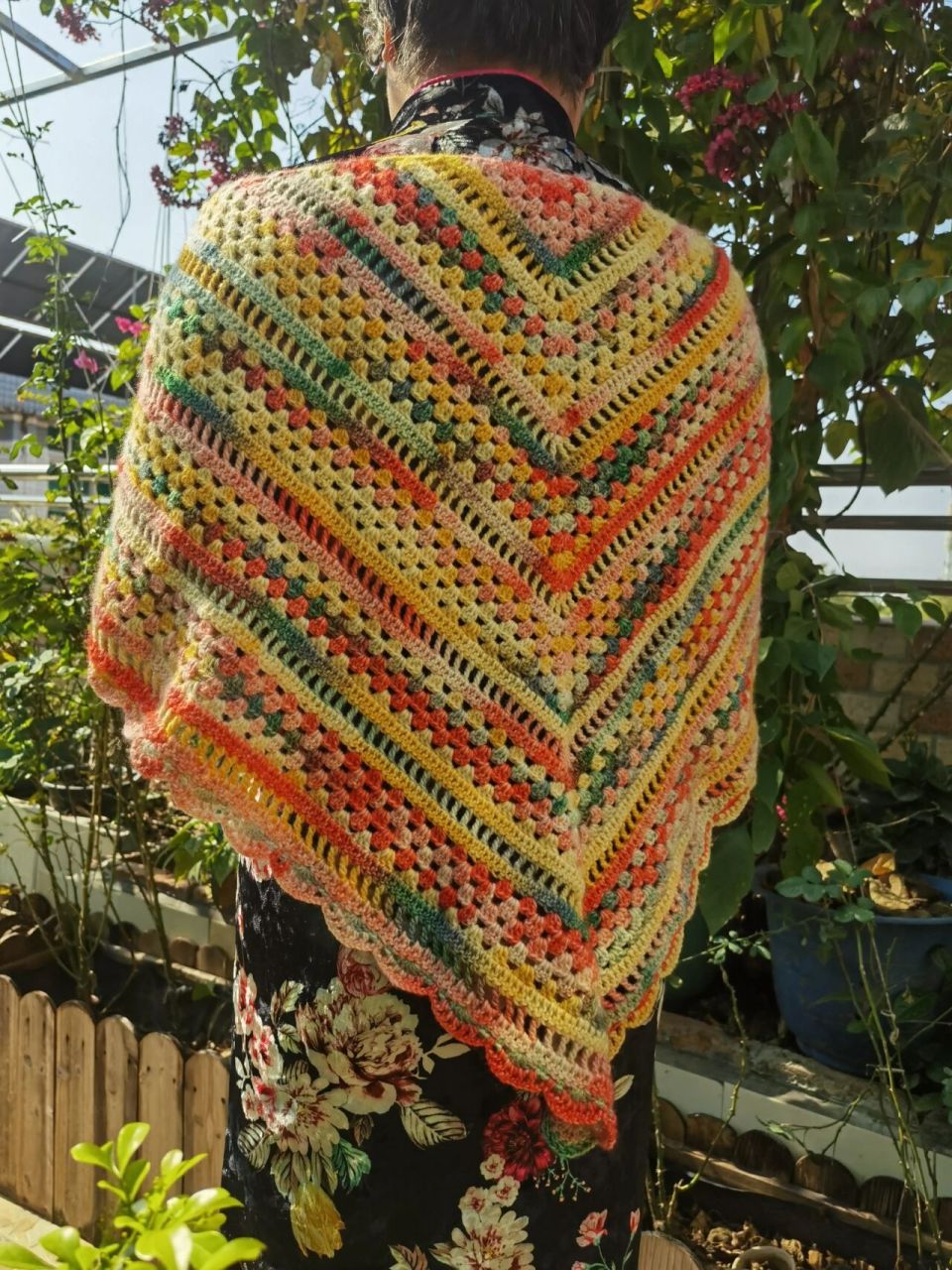 钩针三角披肩(附图解) 用的是十刻云团的线,用了将近两团了,自己加了