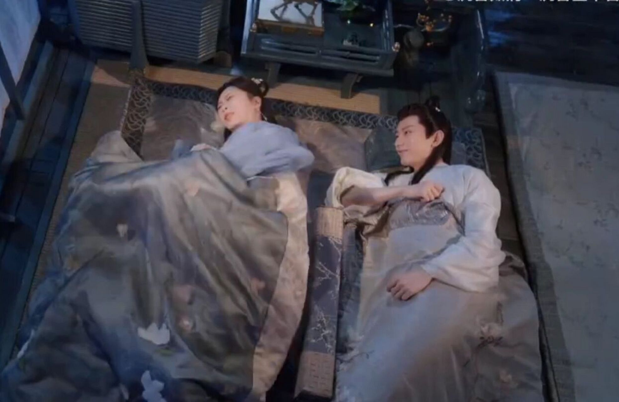 颜淡和应渊在一起研究计都星君的九曜连珠的方位,不知不觉已经夜深.