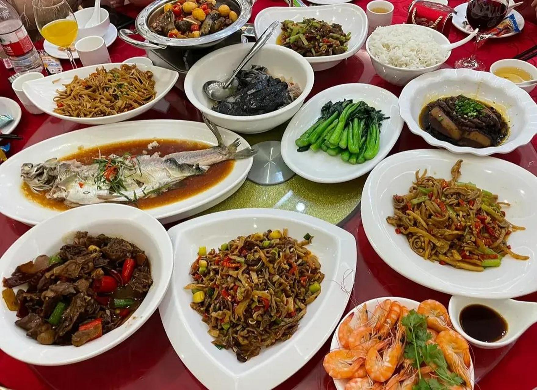 图一是广东人吃席, 图二是湖南人吃席, 图三是广西人吃席, 图四是湖北