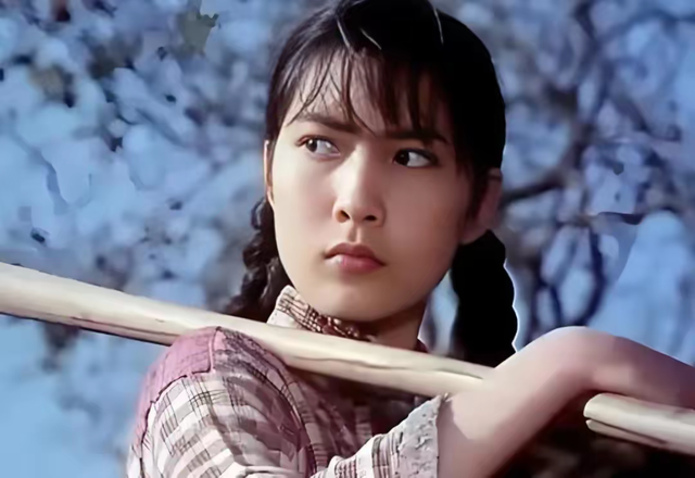 "爸妈,我回来了."我站在坟前,泪水模糊了视线