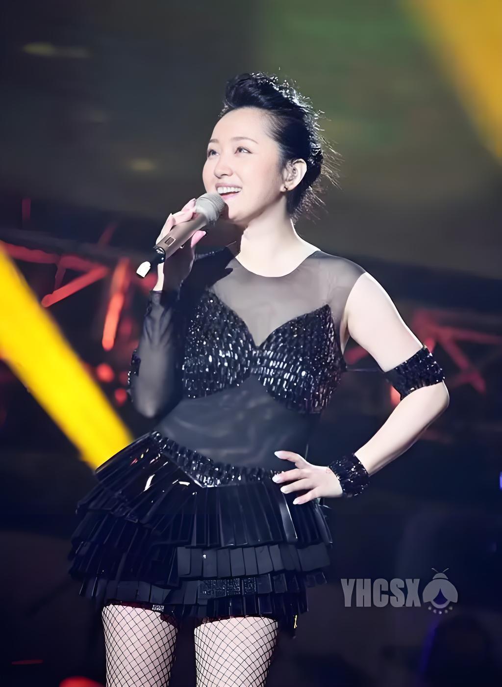 杨钰莹用天鹅连衣裙搭配渔网丝袜,那造型直接把话筒魅力拉满,网友都夸