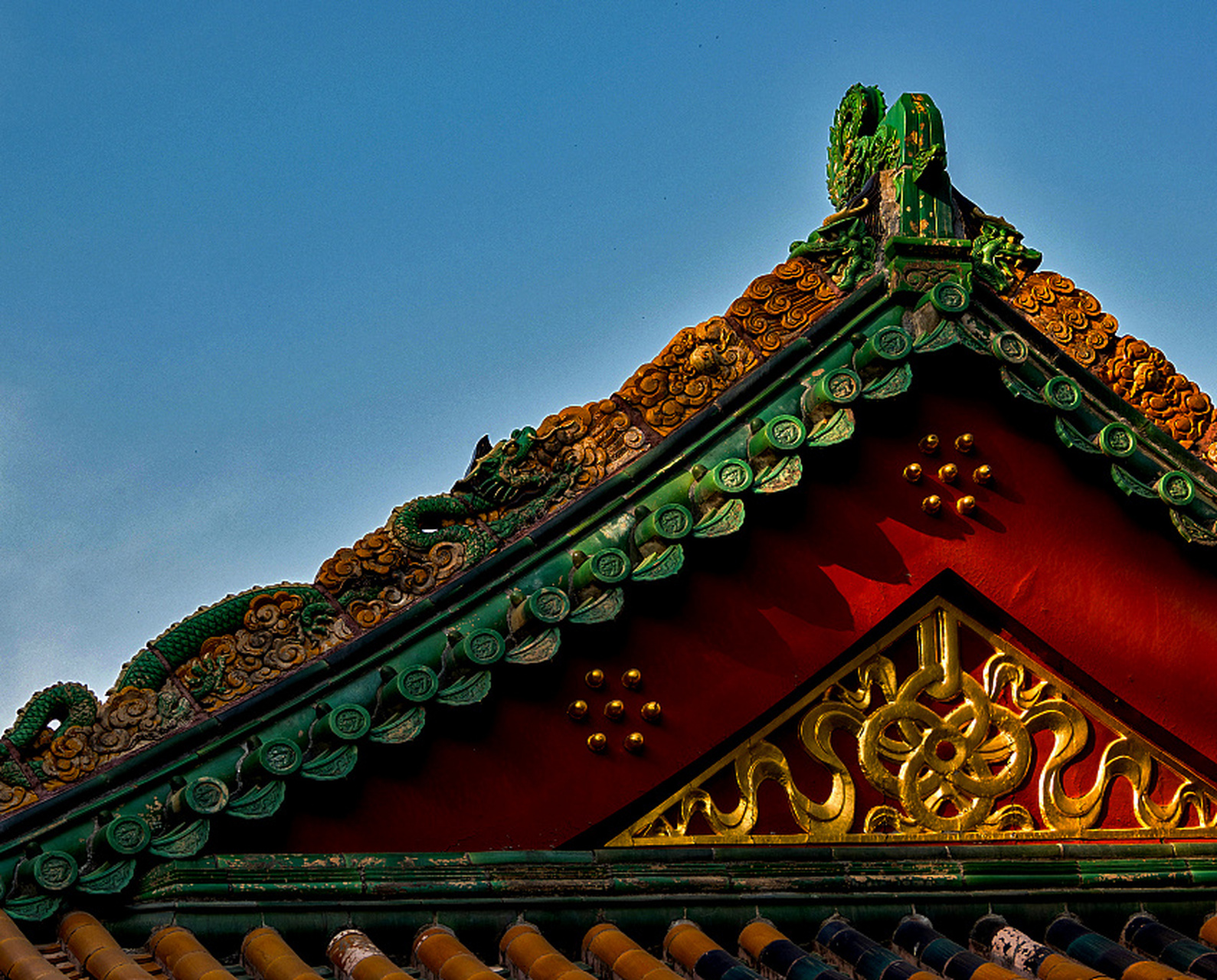 中国古建筑—山花 匠艺  歇山式 建筑装饰 山花是中国古建筑歇山顶