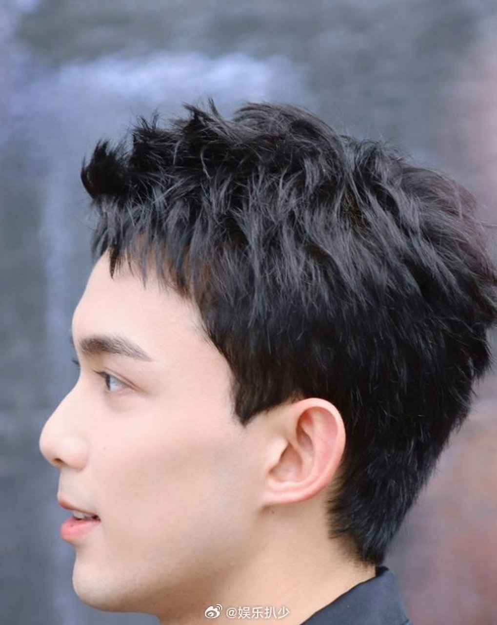 陈牧驰和吴磊侧脸一对比感觉好有野性,吴磊像个小娃娃一样.