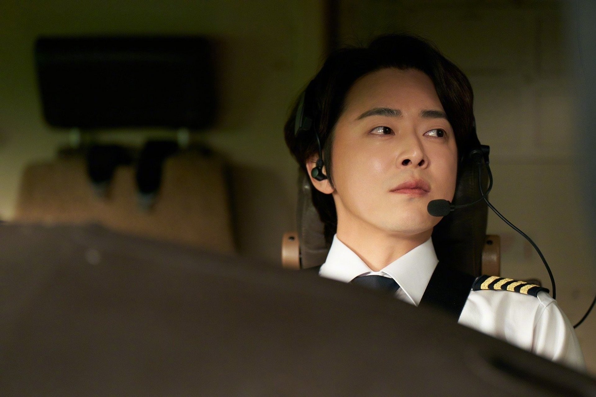 曹政奭主演电影《飞行员》公开剧照,定档7971531日上映,影片讲述