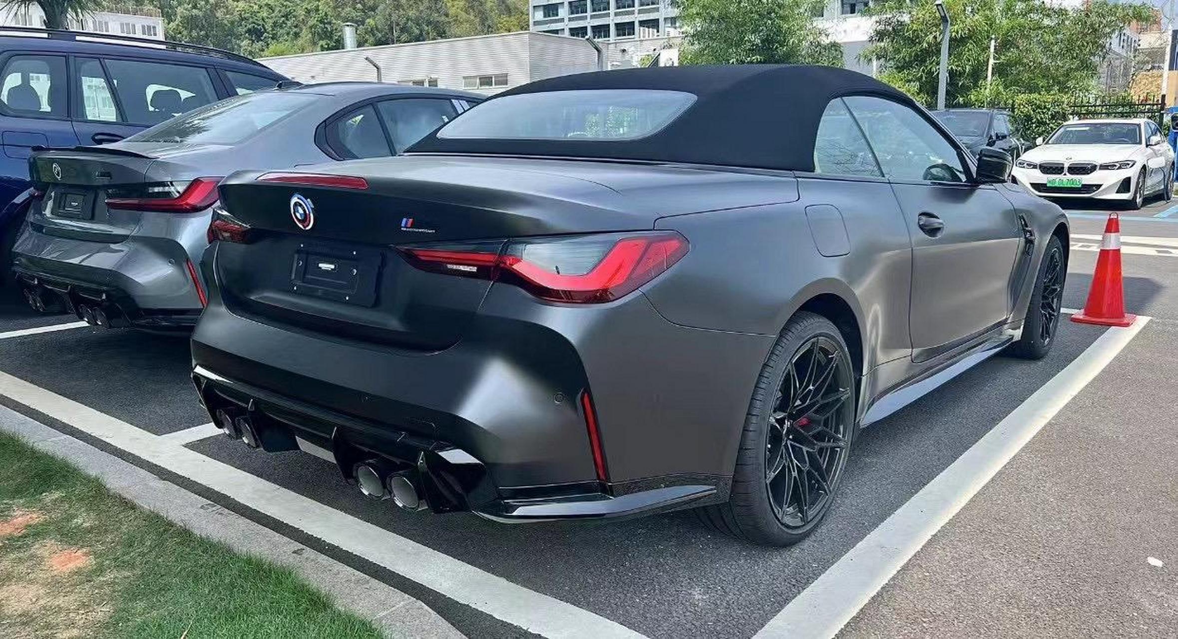 宝马m4 敞篷 1013900 磨砂深灰/亚斯玛瑞纳蓝 现车 磨砂深灰色15200元