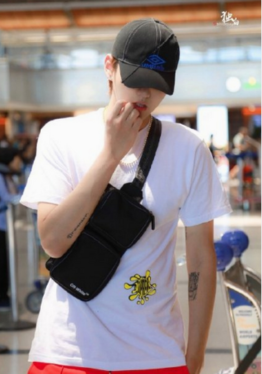 明星超a直角肩神图#吴亦凡不但五官精致,身材比例也出奇的好