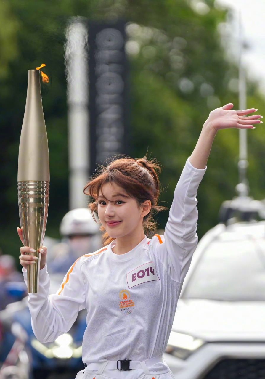 看看赵露思奥运火炬手生图 有没有爱上她嘴巴嘟嘟