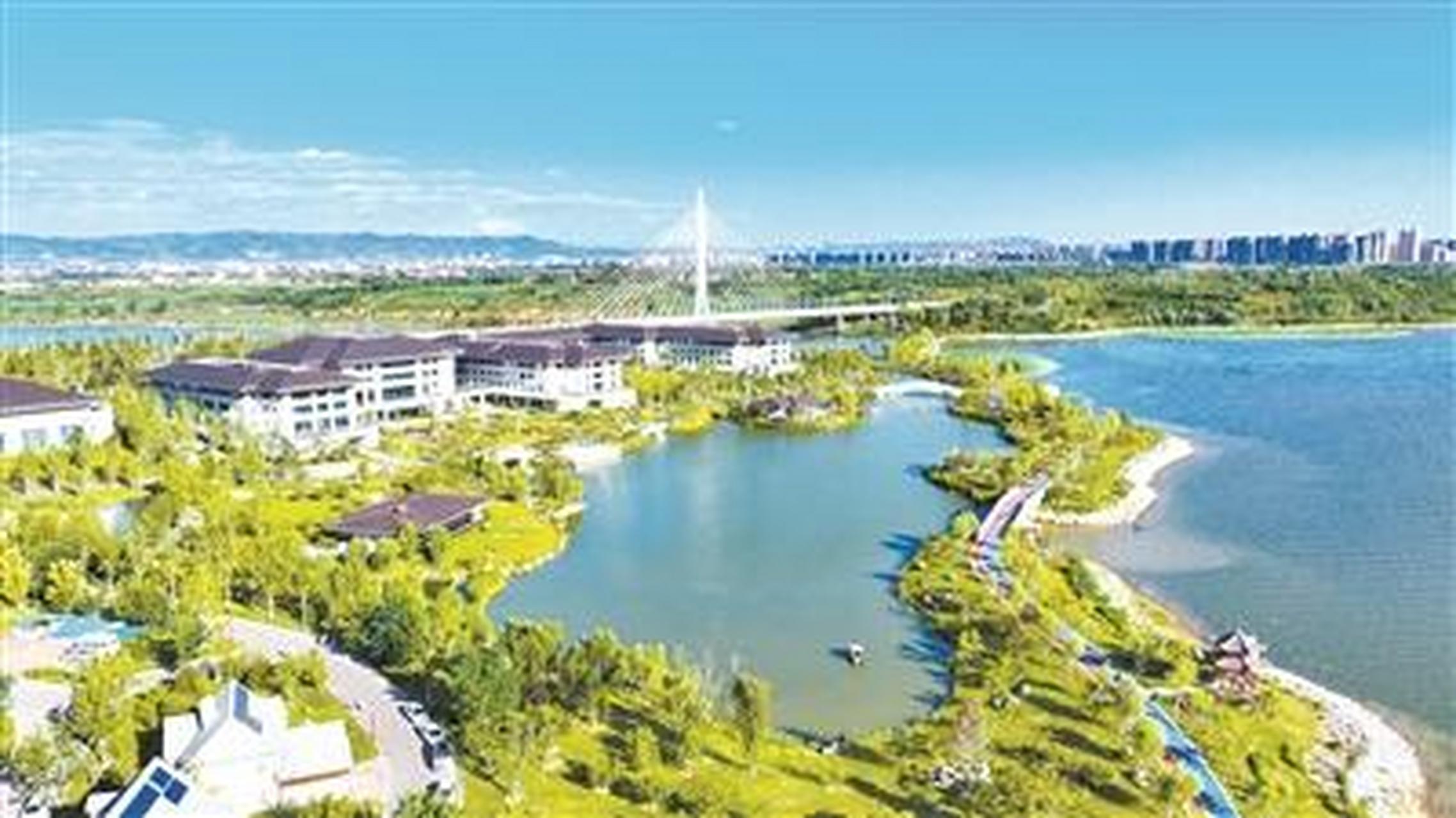 作为长治市生态建设的点睛之笔,滨湖文旅服务中心以其湖光水色,柳林