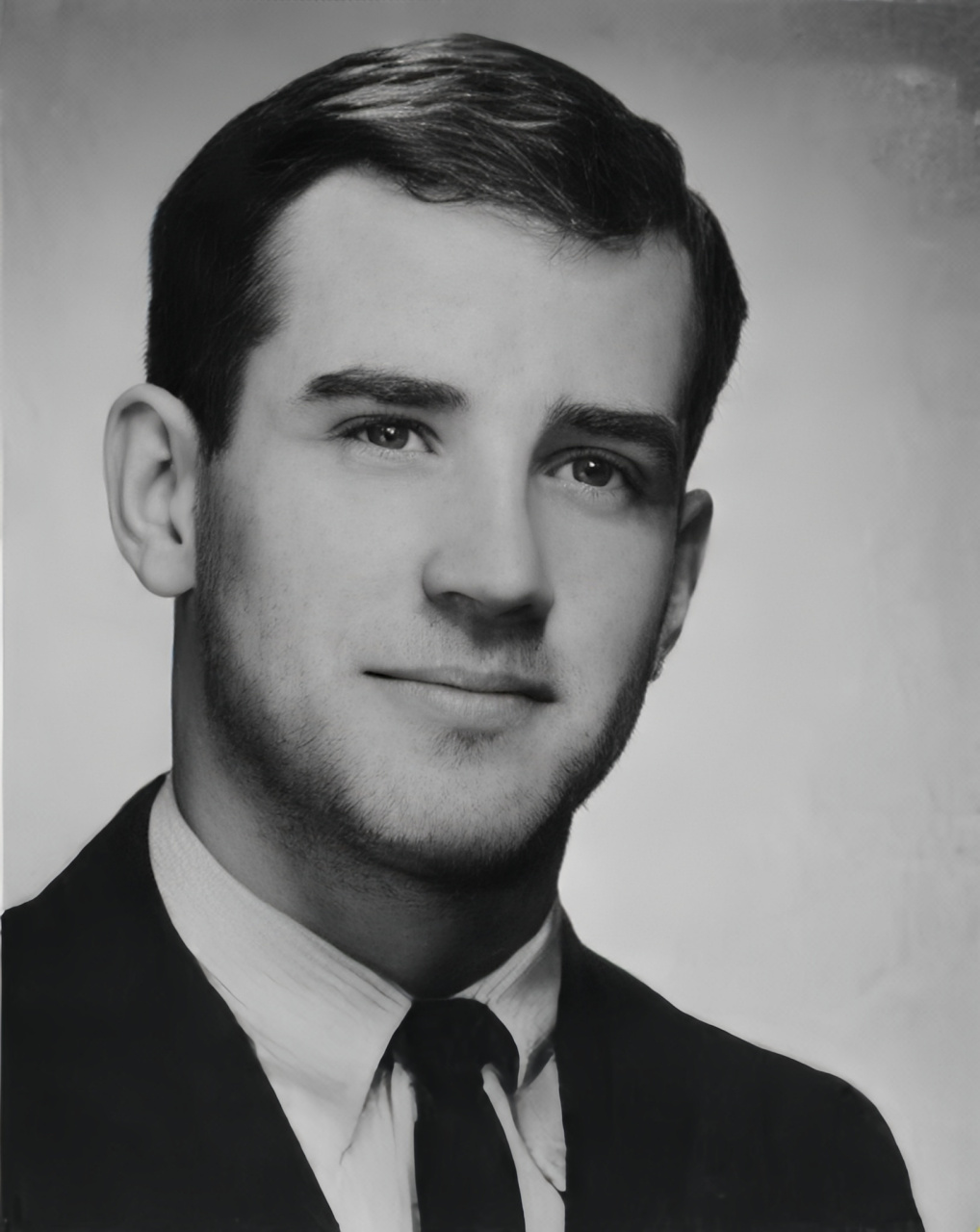 拜登在年轻的时候蛮帅,颇为好莱坞影星的既视感,现在的脸有点僵.