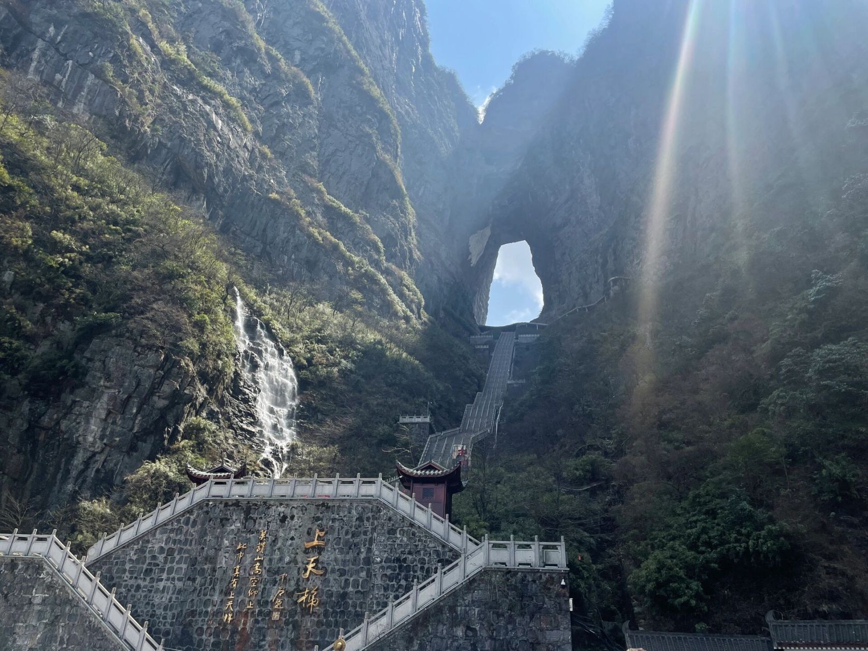 很擔心下雨會起大霧看不見景色,到了張家界天氣居然這麼好,3月31拍的