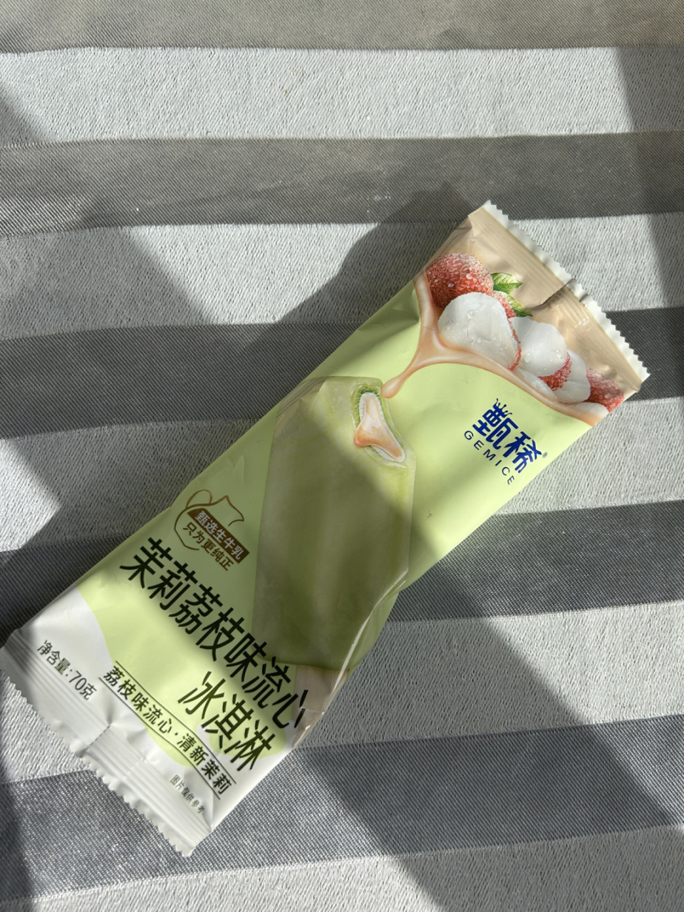 伊利甄稀茉莉荔枝味流心冰淇淋～ 天气越来越暖和,夏天