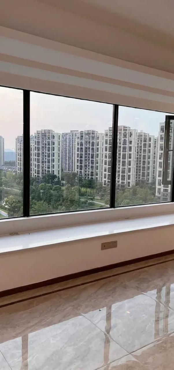 当客厅遇到飘窗,简直欲哭无泪 真的非常不喜欢客厅带飘窗!