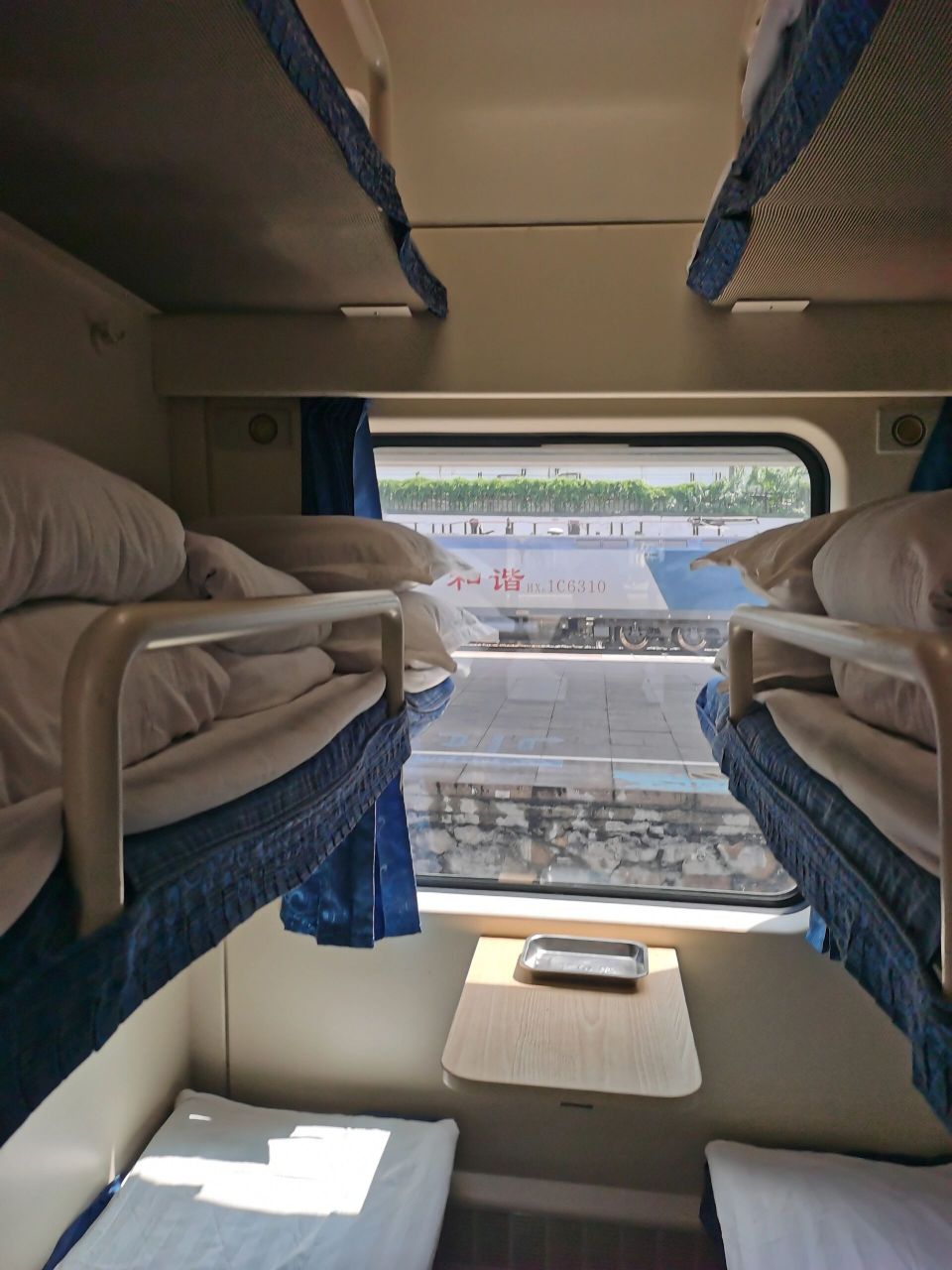 个人觉得中铺是最佳,其次下铺,最后才是上铺.