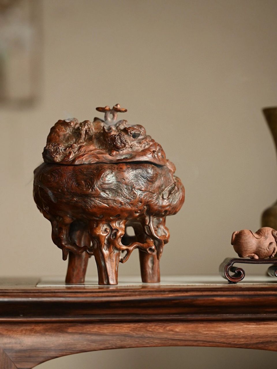 " 云烟成趣 " 荔枝木"三足香炉" 天然荔枝木为材,纹理虬结盘错,三足