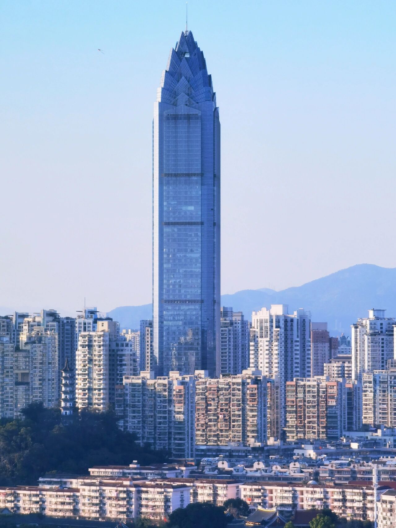 温州境内的第八高楼255米置信大厦 耸立在温州老城区南塘公园,这儿