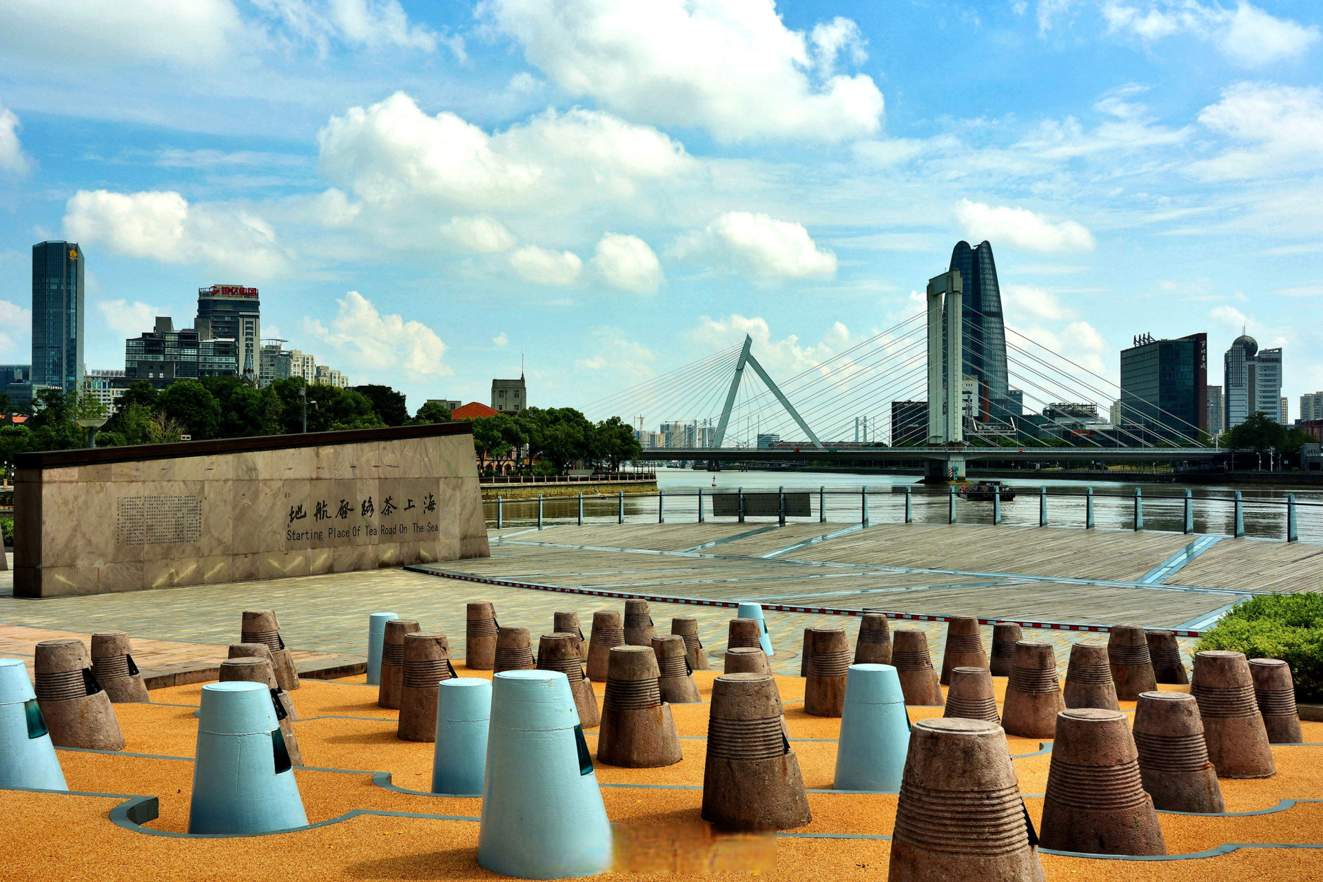 "海上茶路启航地",位于宁波市中心三江口的江厦公园北端,古代的江厦