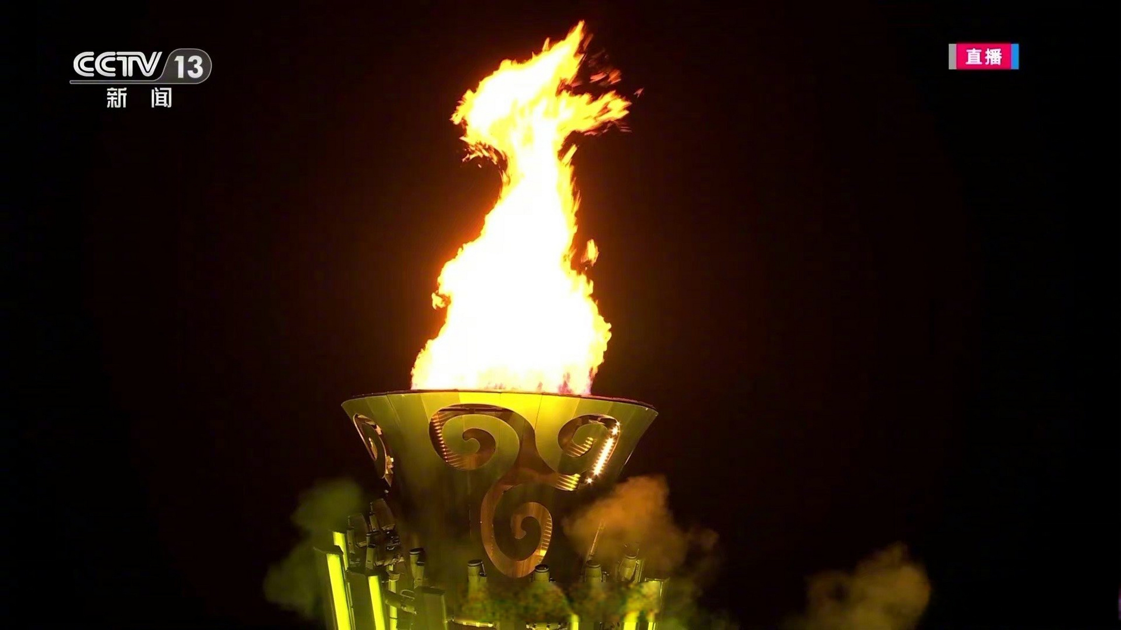 成都大运会火炬塔点燃瞬间】四川娃儿叶光富领跑点火!(来源:人民日报)
