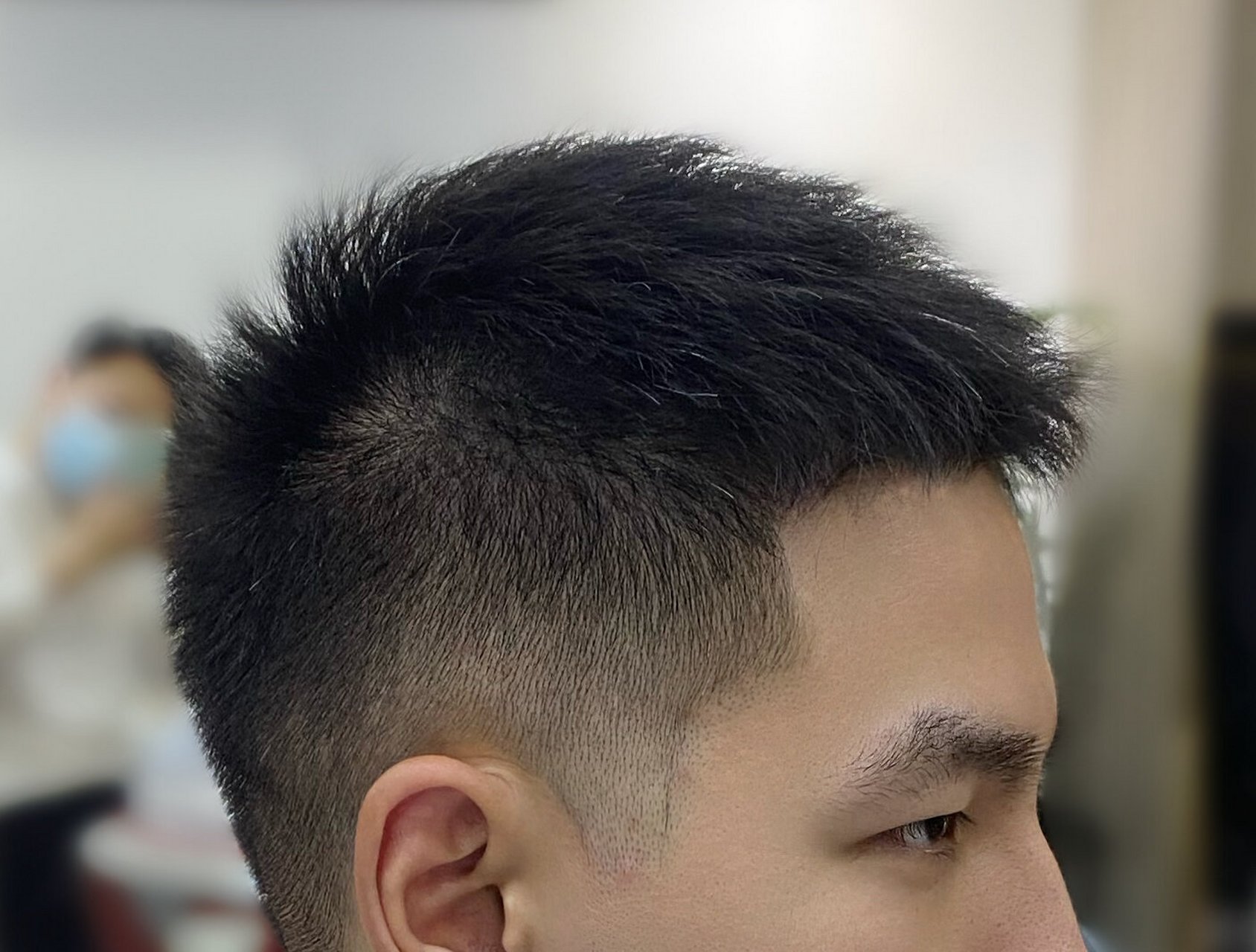 男生免打理自然立体短发 长度3-4厘米,头顶剪出层次感,回家洗完自然