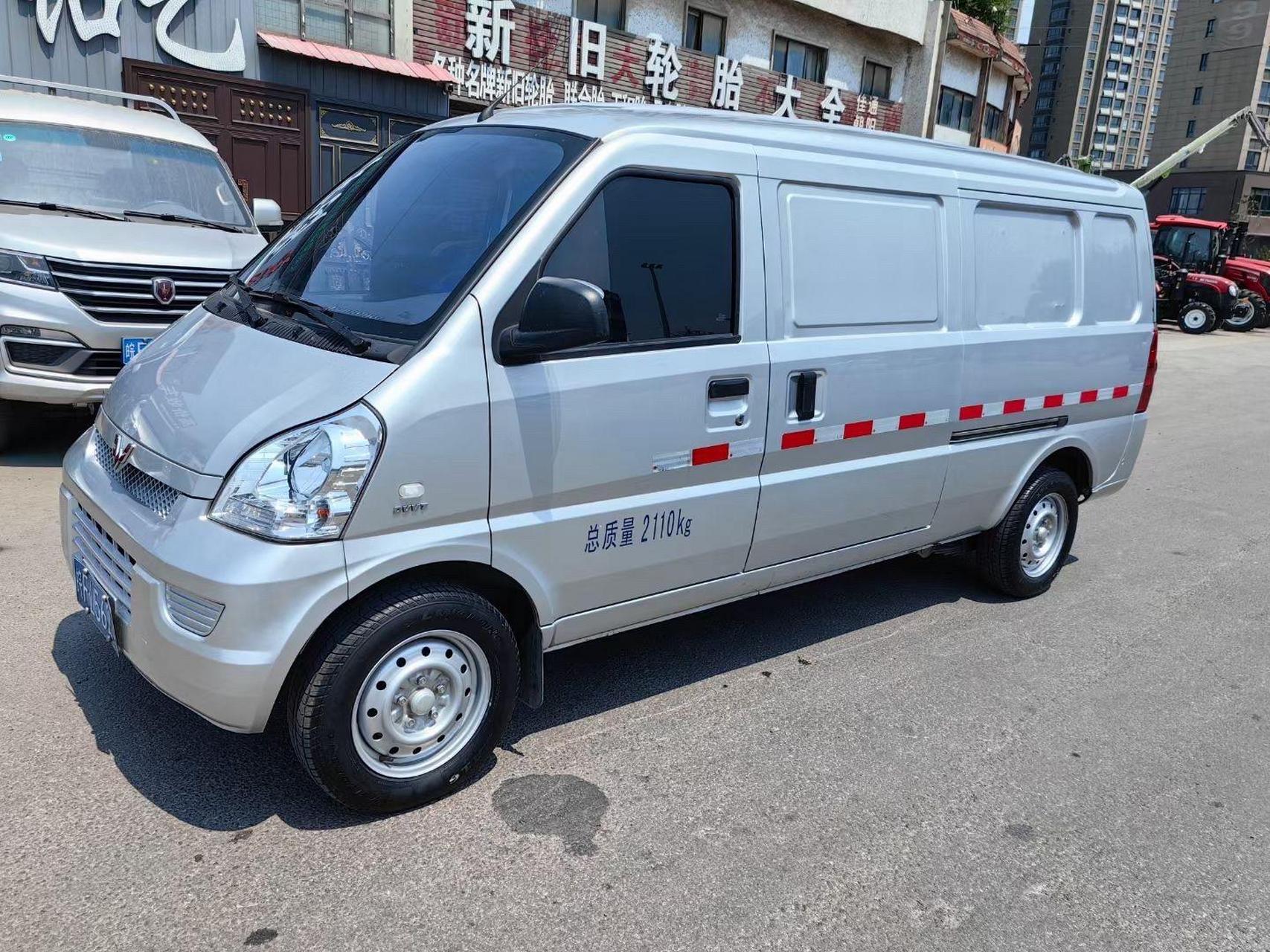 五菱荣光加长两座封闭式面包车1.5排量汽油