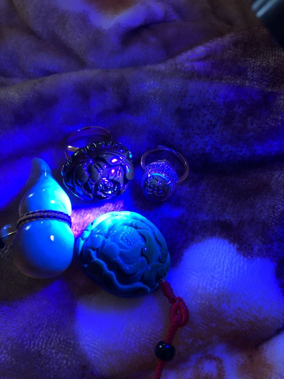 缅甸血珀的真真假假 自然光下看是不是都没毛病,一打紫光灯就可以看到