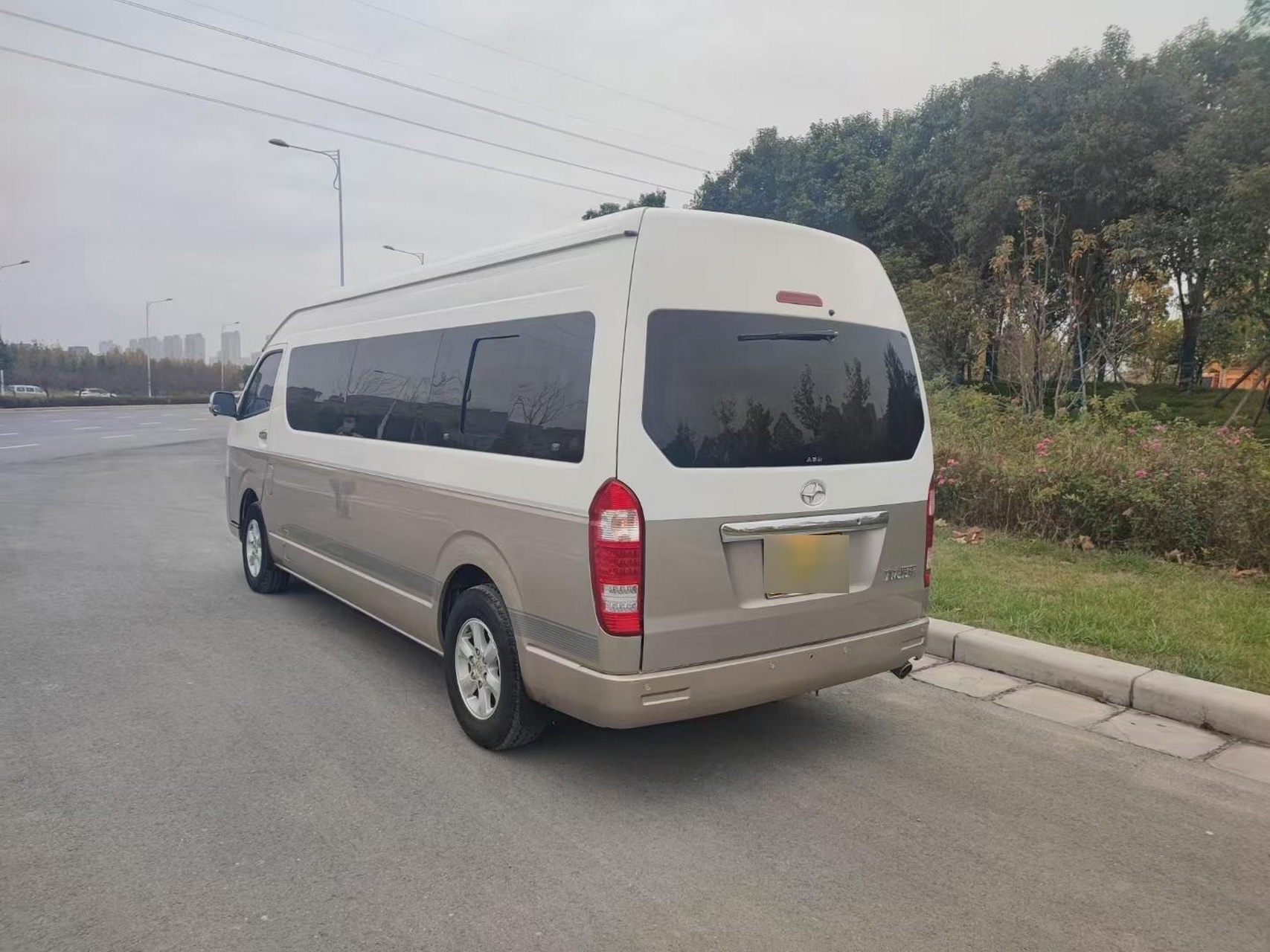 18年5月上牌九龙海狮商务,17座,非营运,绵阳3.