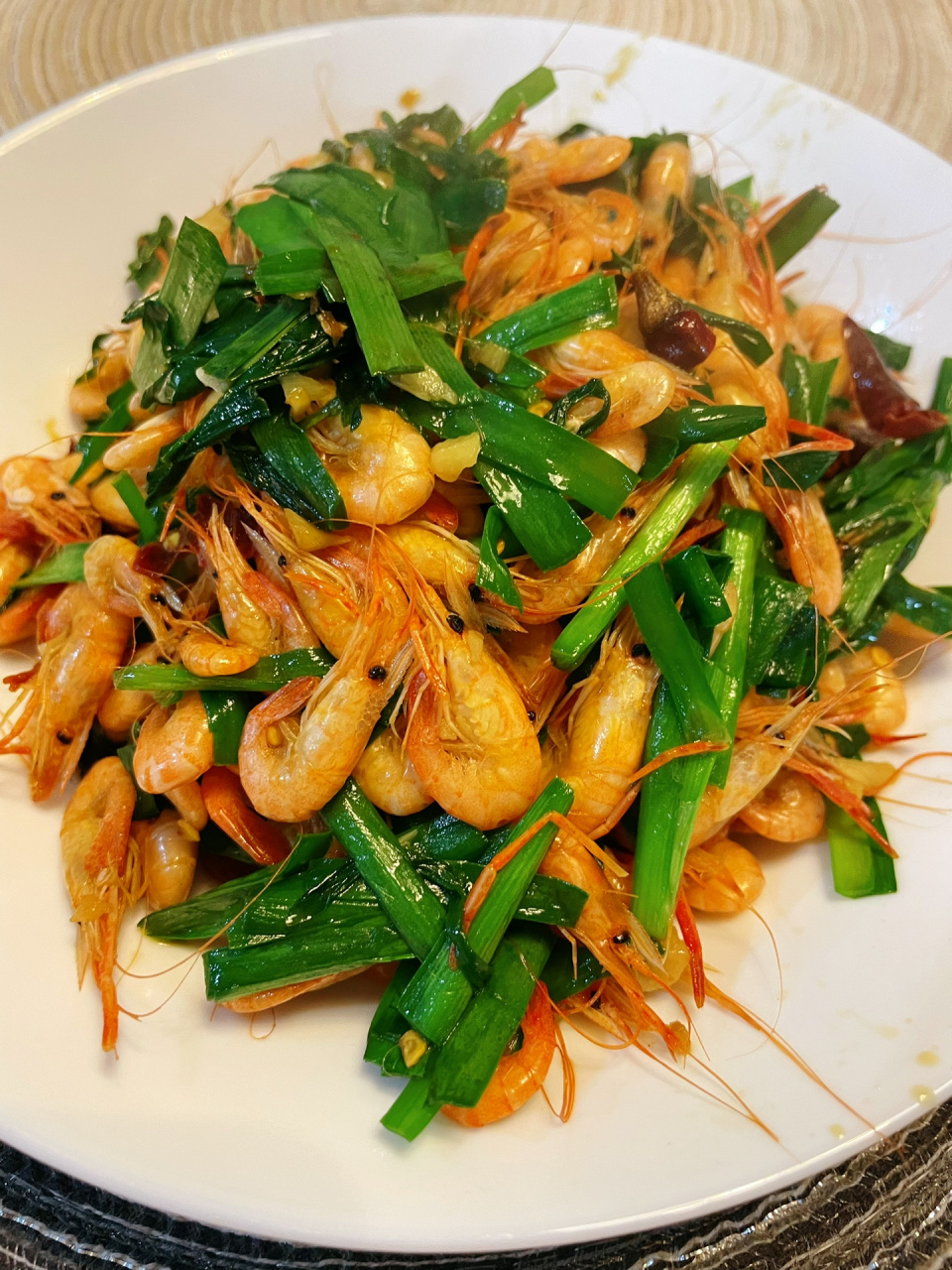 韭菜炒虾米～ 食材:虾米 韭菜 调料:姜蒜末 干辣椒 盐 蚝油 步骤: 1