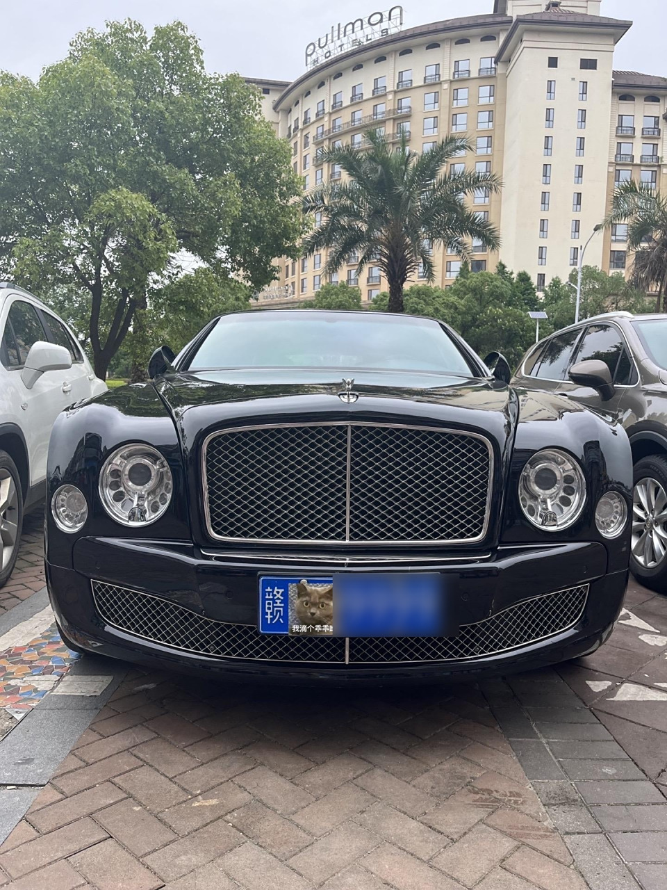 落地价6,7百万的宾利慕尚,搭载6.8t的发动机.