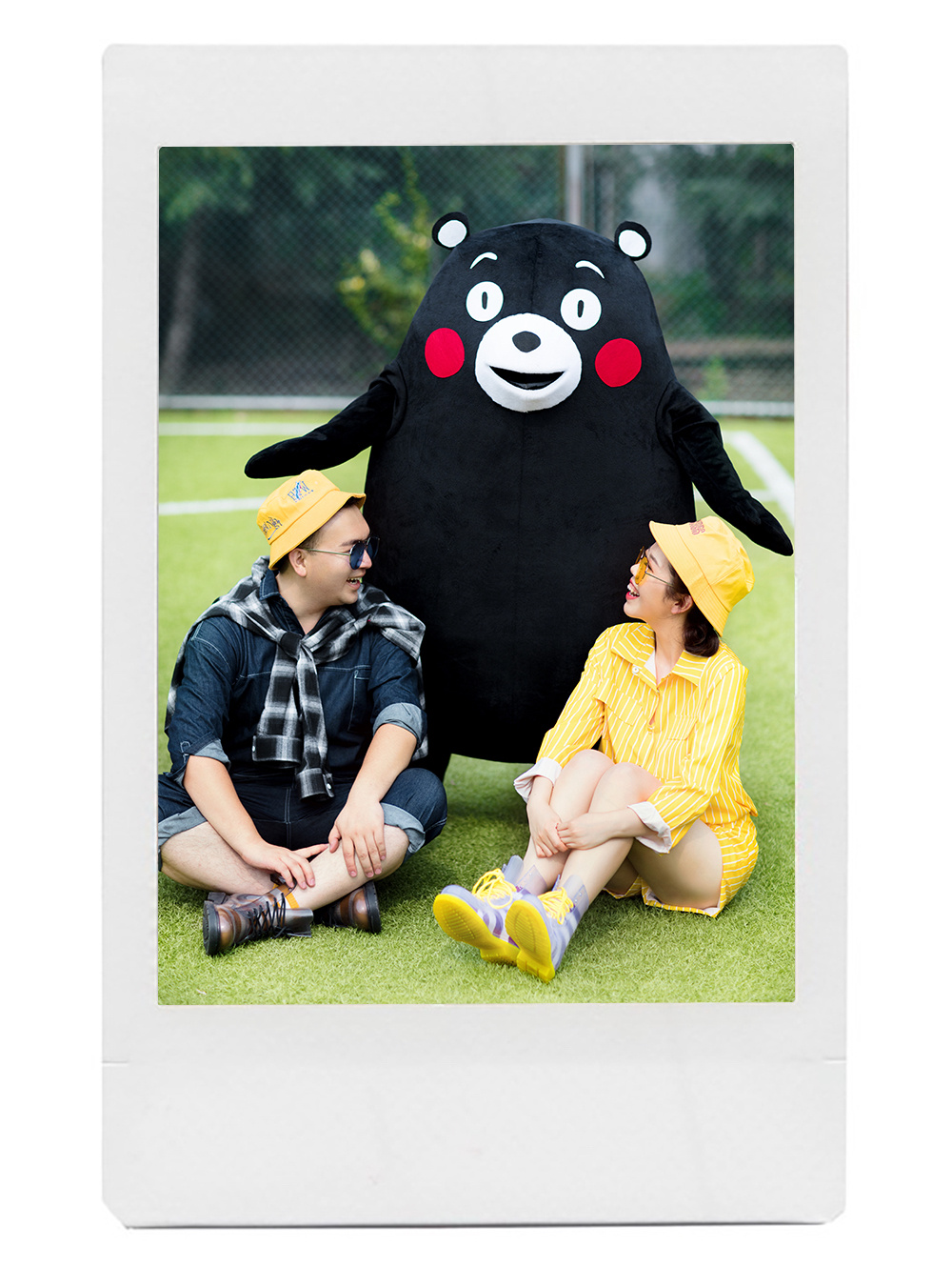 拍摄丨西安费司婚纱摄影 风格丨熊本熊 草场 墨镜 外