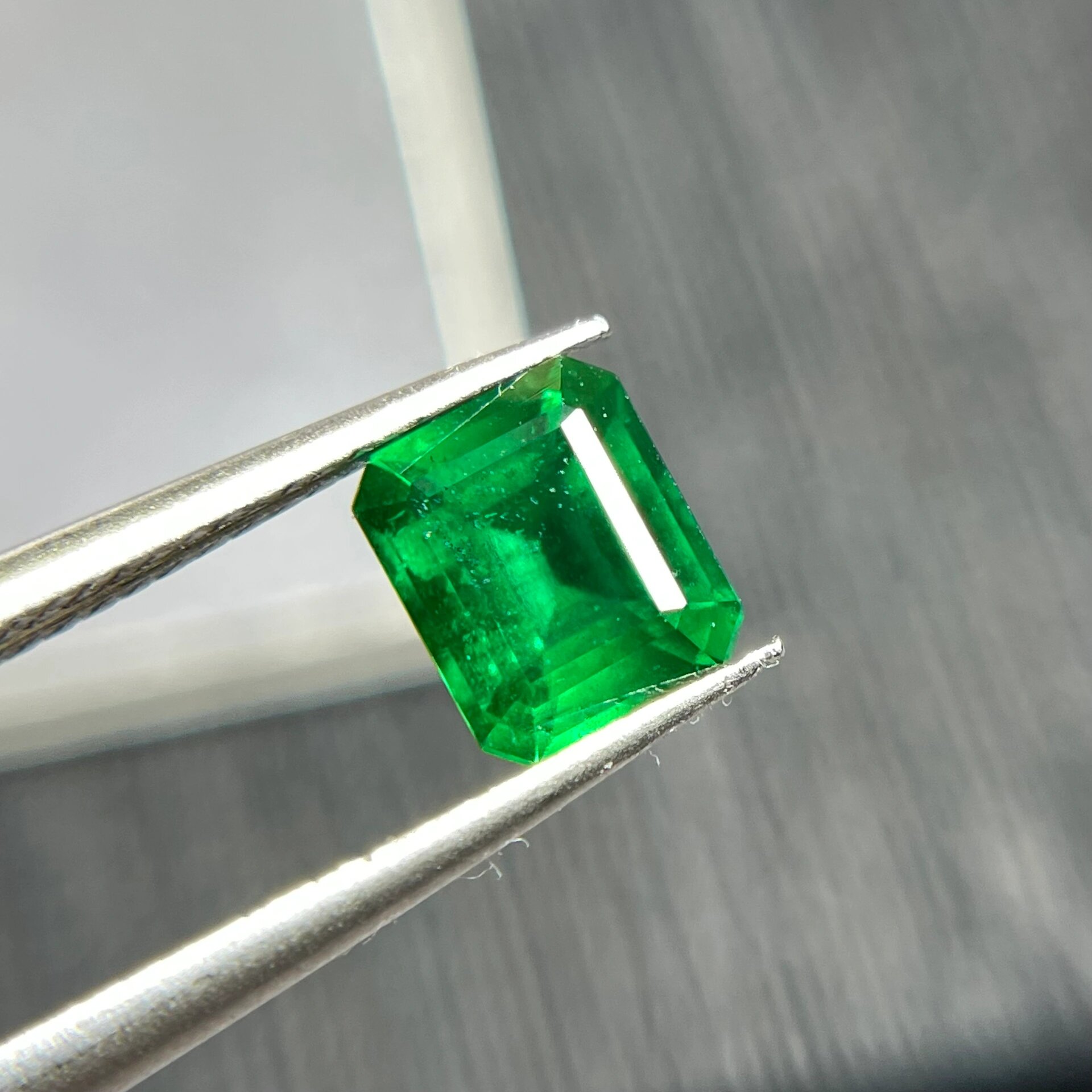沃顿绿祖母绿裸石,1 克拉的台面,尺寸详见证书,吉尔德证书,晶体在