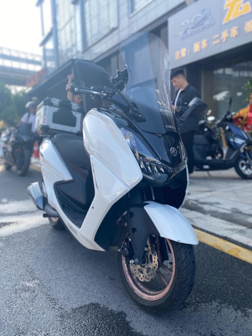 出售21年雅马哈巡鹰125,个人一手户,跑了12000公里,改装铝合金尾箱,加