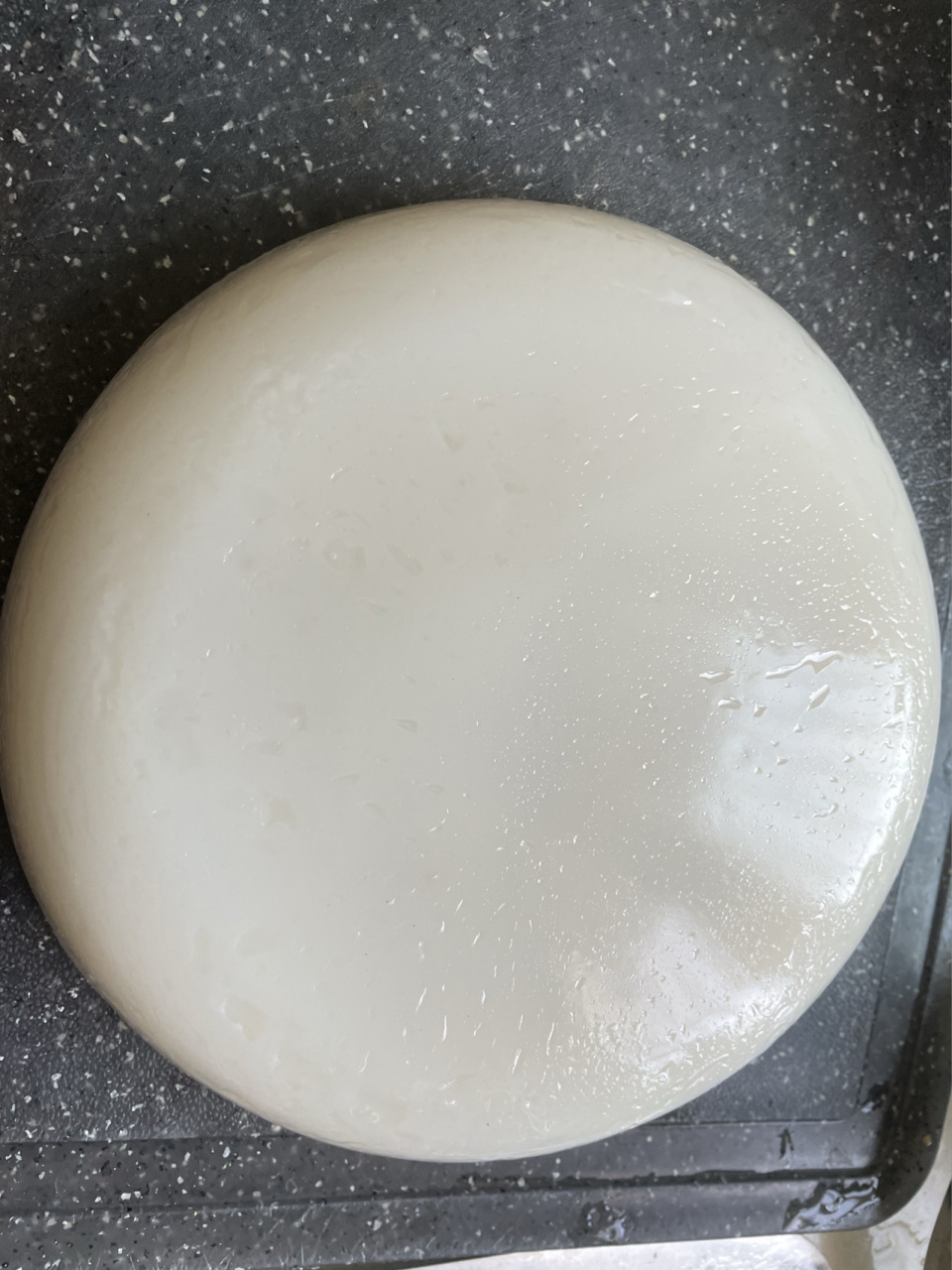 1.粉和清水1:1,把粉溶解.例如:1碗粉,一碗清水. 2.