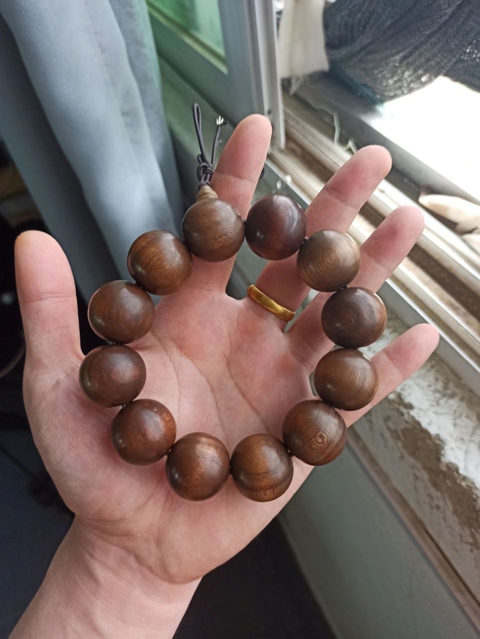 盘了一年的桃木手串  盘了一年的桃木手串,感觉盘桃木串的人有点少啊.