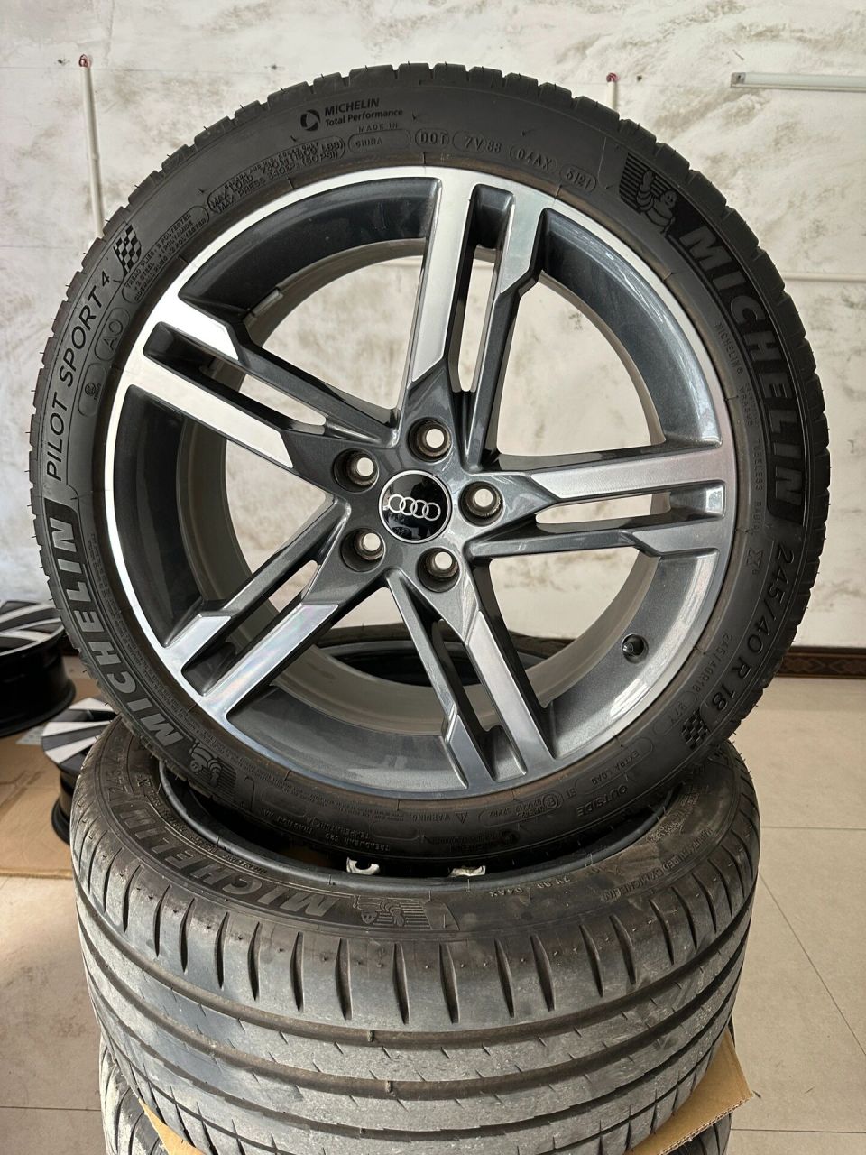 18寸奥迪a4l 原装原车拆车轮毂轮胎 米其林 成色非常漂亮一套 轮毂没