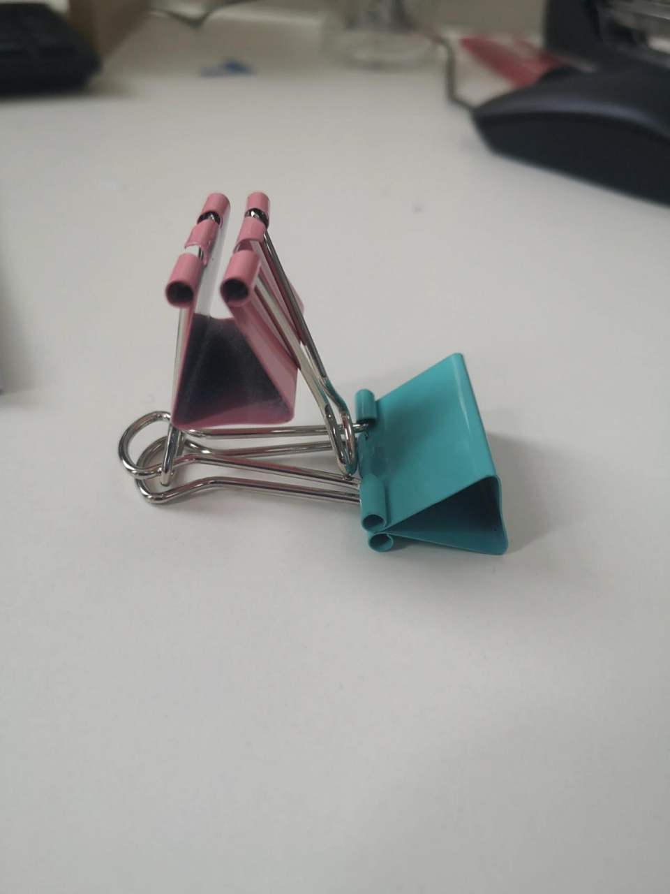 办公室燕尾夹自制手机支架 看着视频学的手艺 最不缺的燕尾夹派上了用