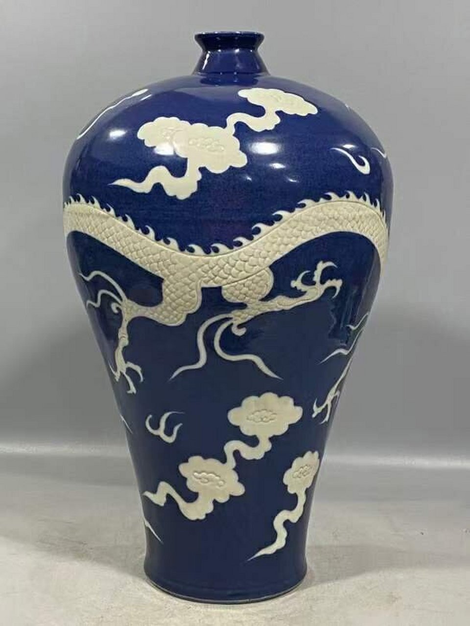 霁蓝釉留白雕刻祥云龙纹梅瓶【旧藏】高44cm 霁蓝釉留白雕刻祥云龙纹