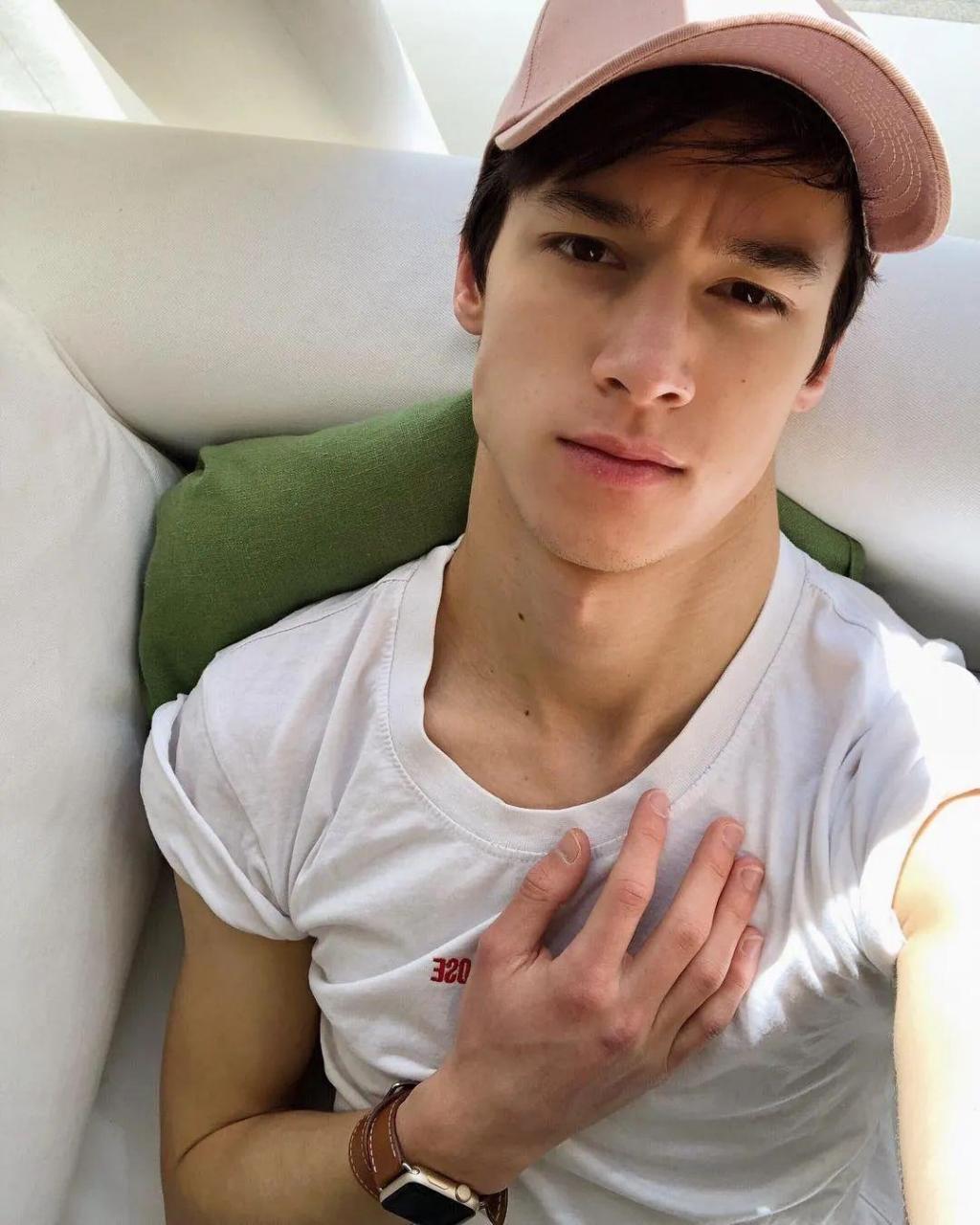 法国男模特pacome来自法国出生在法国巴黎,而他的父母