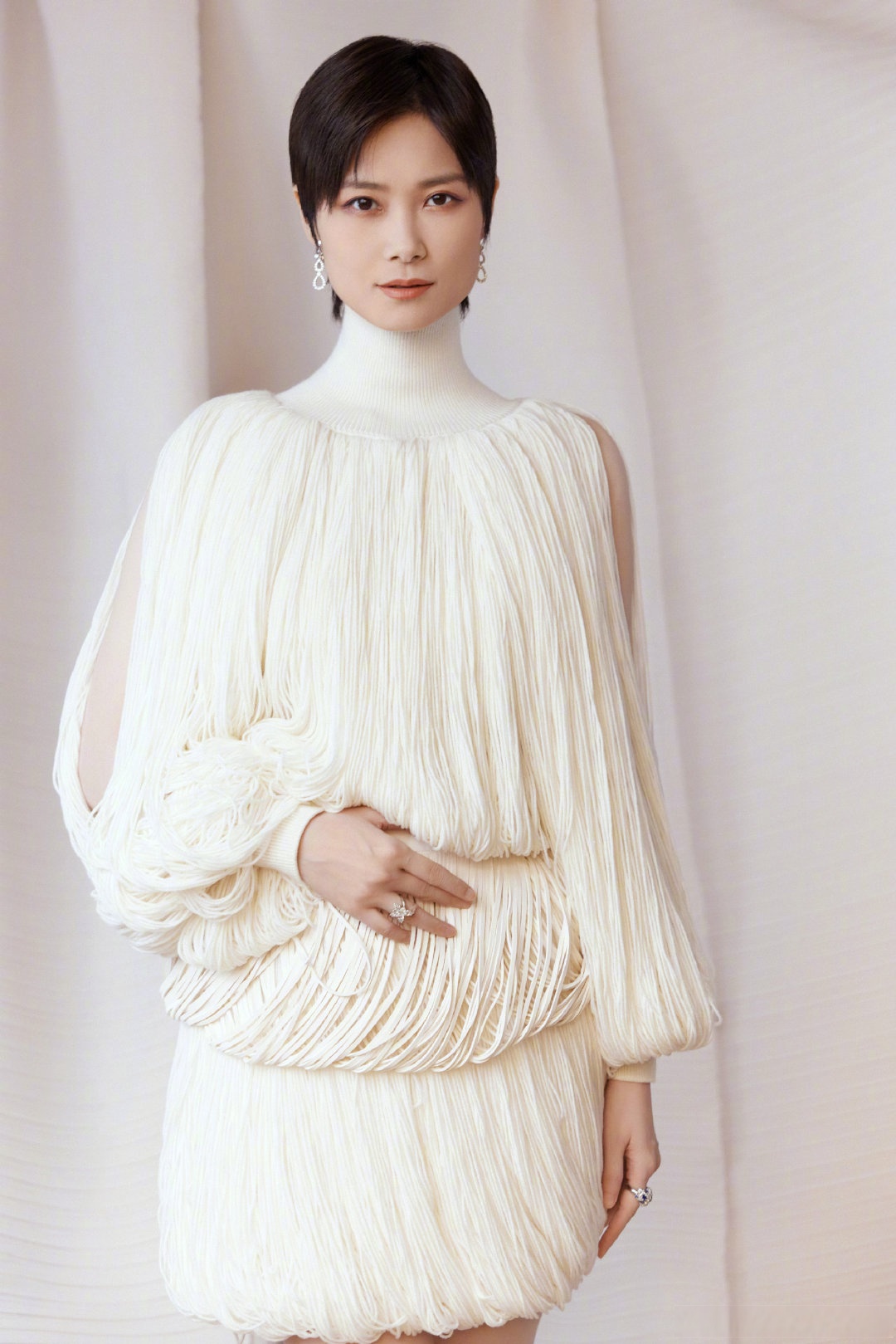 星尚人# 李宇春 身穿alaa sf24系列,犹如一幅电影画面中的时尚镜头