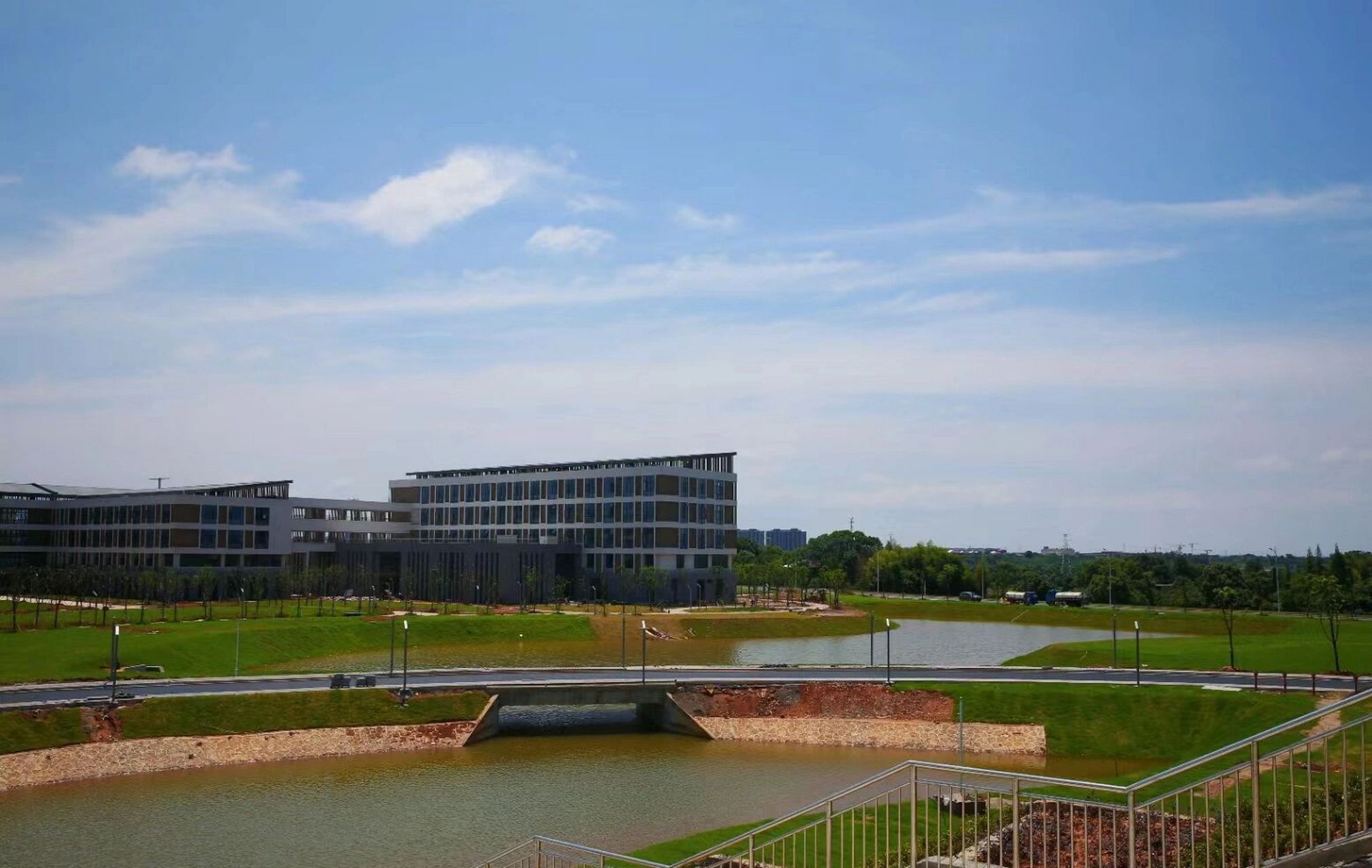 江西现代职业技术学院新校区 这个校区是共青城校区,目前我校有三个校