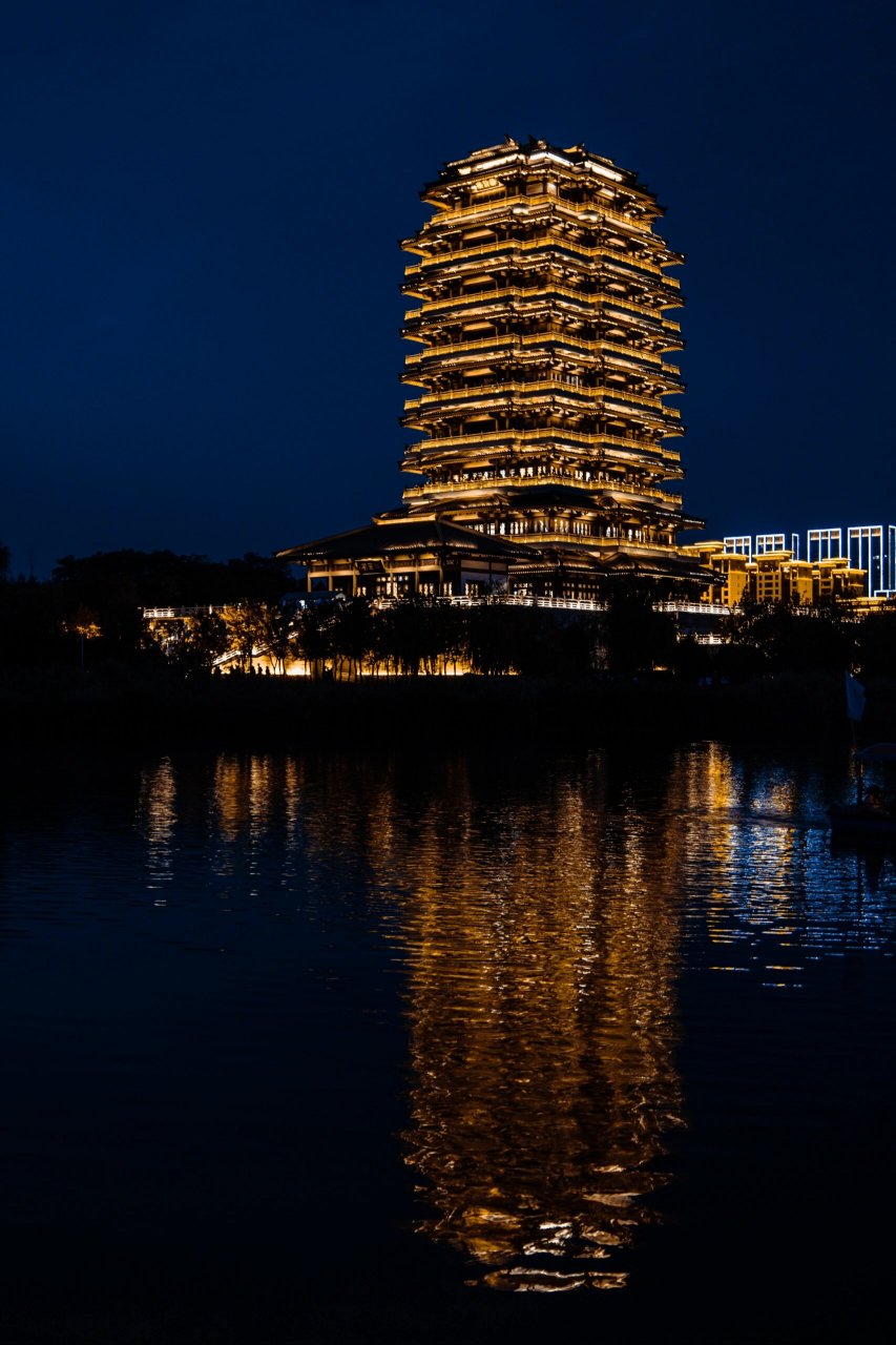 02淄博海岱楼丨钟书阁夜景 海岱楼在公园内,无门票,人太多没上去,只照